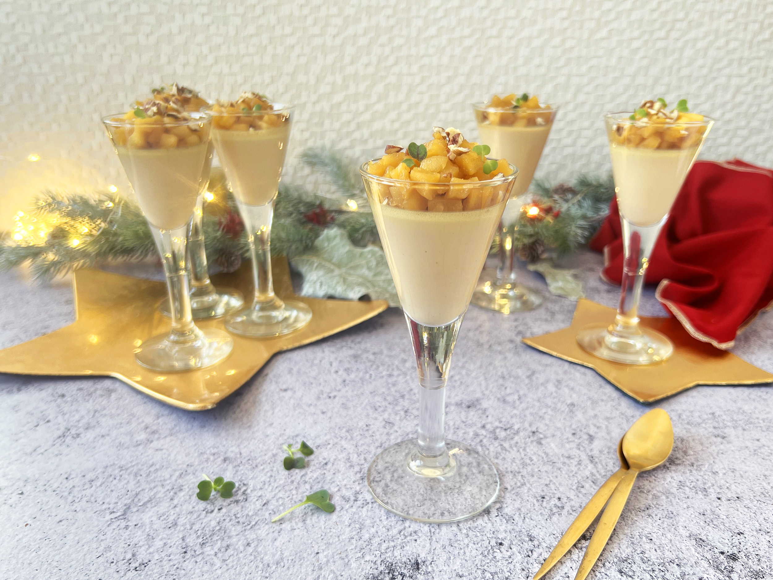 Vasitos de foie con manzana caramelizada