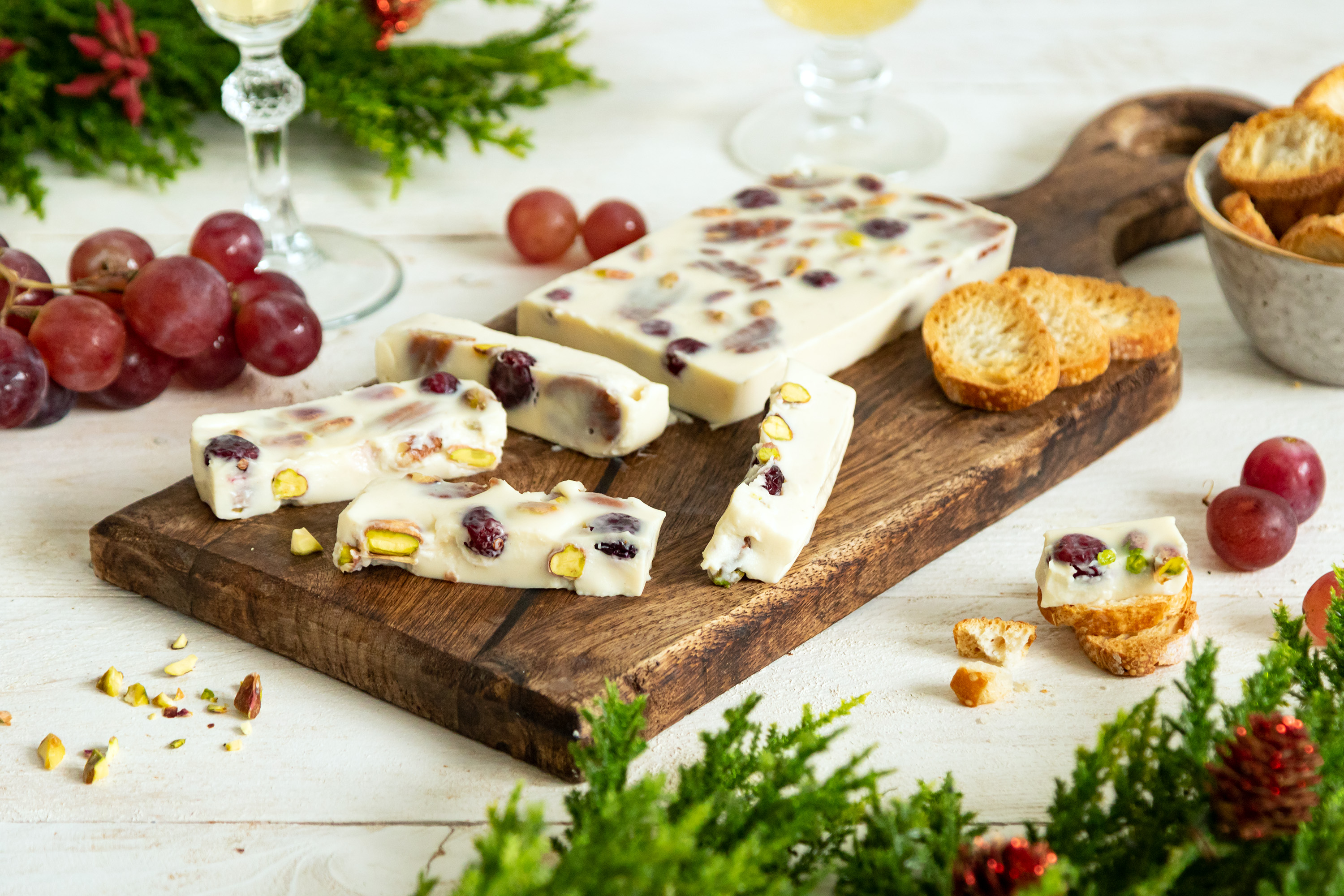 Turrón de queso con arándanos rojos y frutos secos