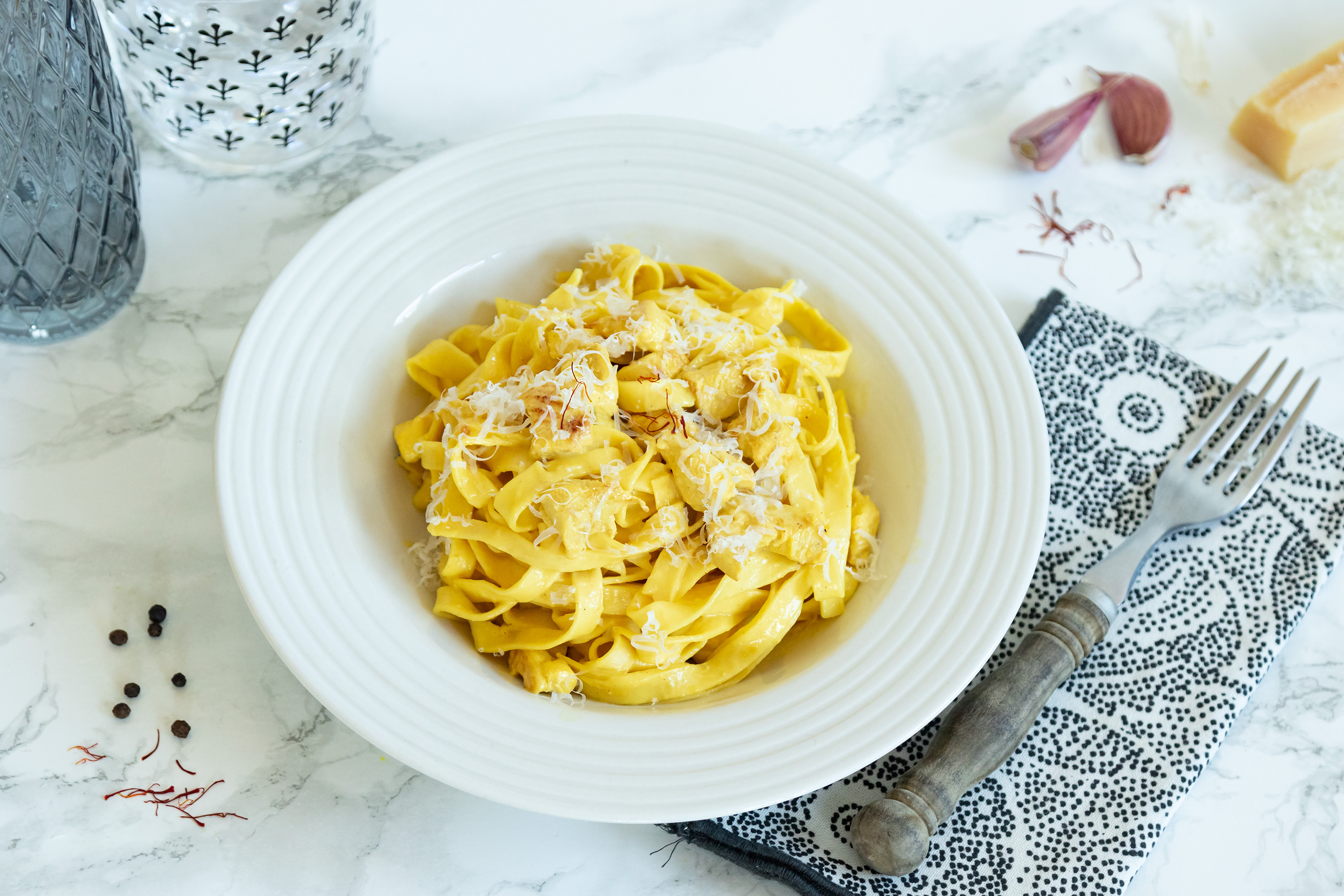 Tagliatelle con salsa de azafrán y pollo