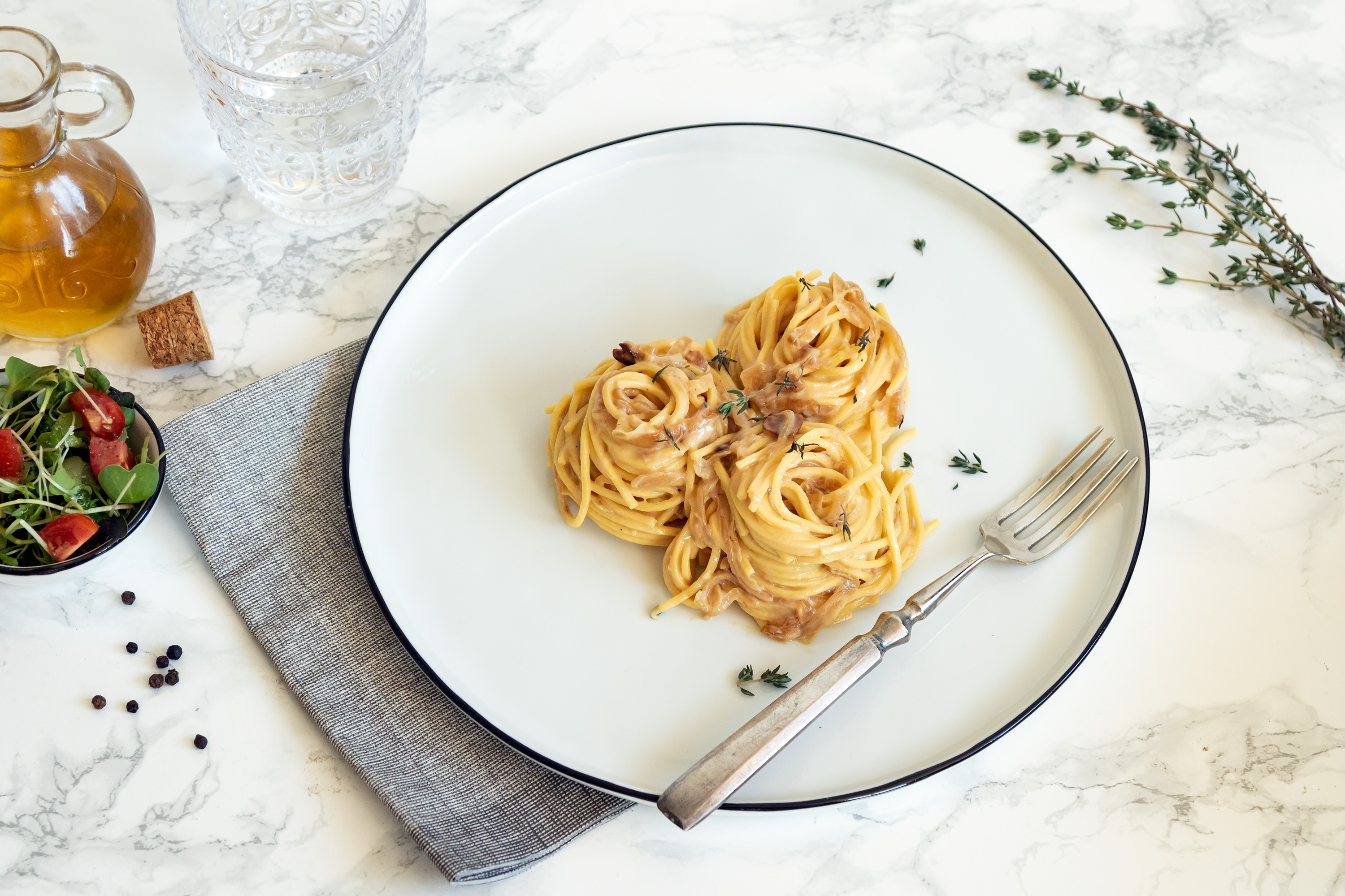 Spaghetti con salsa cremosa de cebolla caramelizada