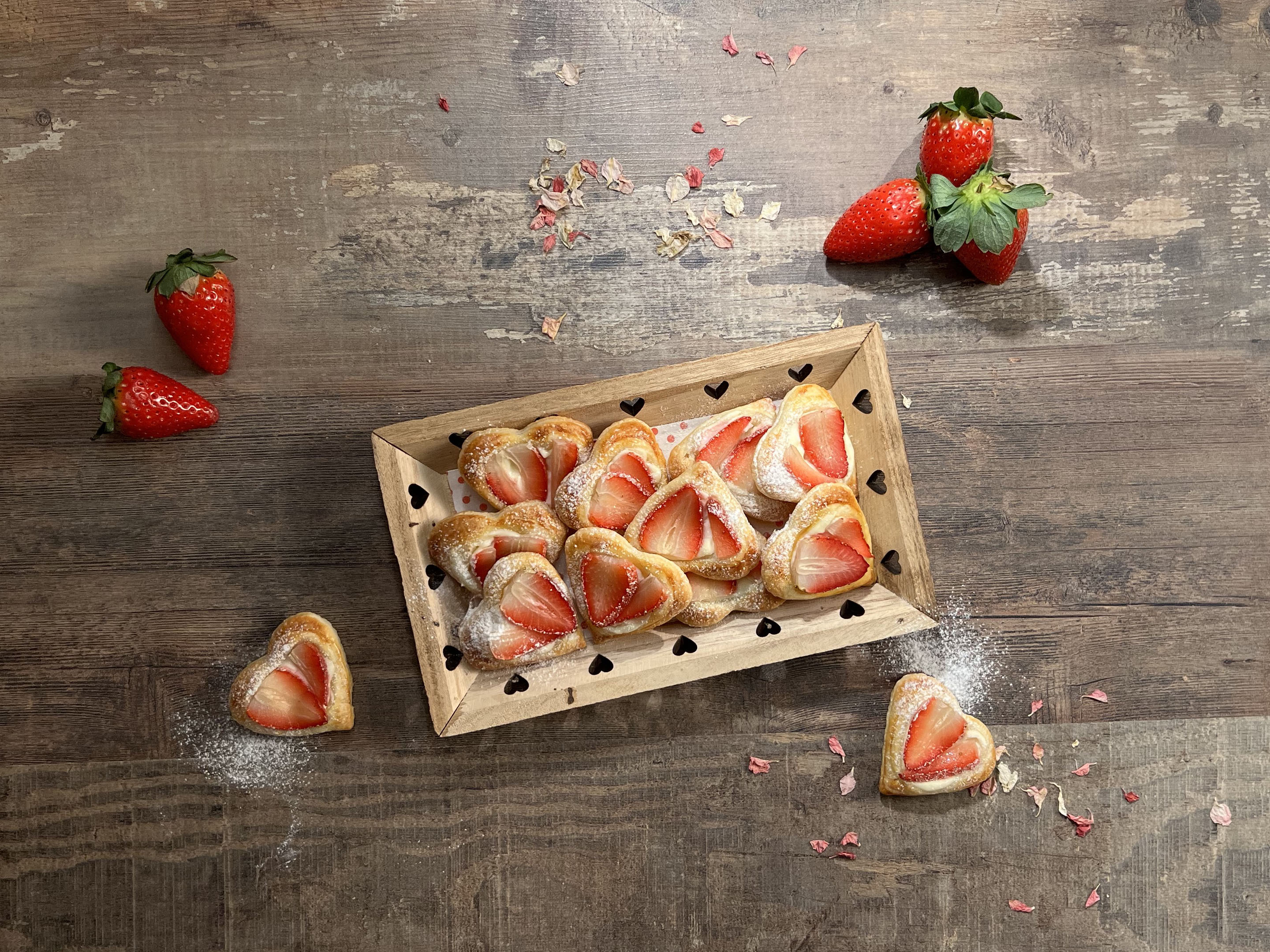 Corazones de hojaldre con queso y fresas-image