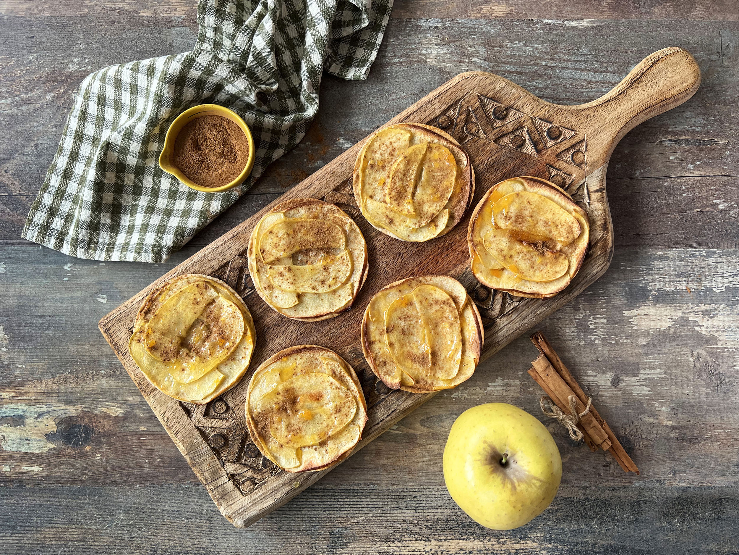 Mini tarta de manzana con obleas de empanadillas-image