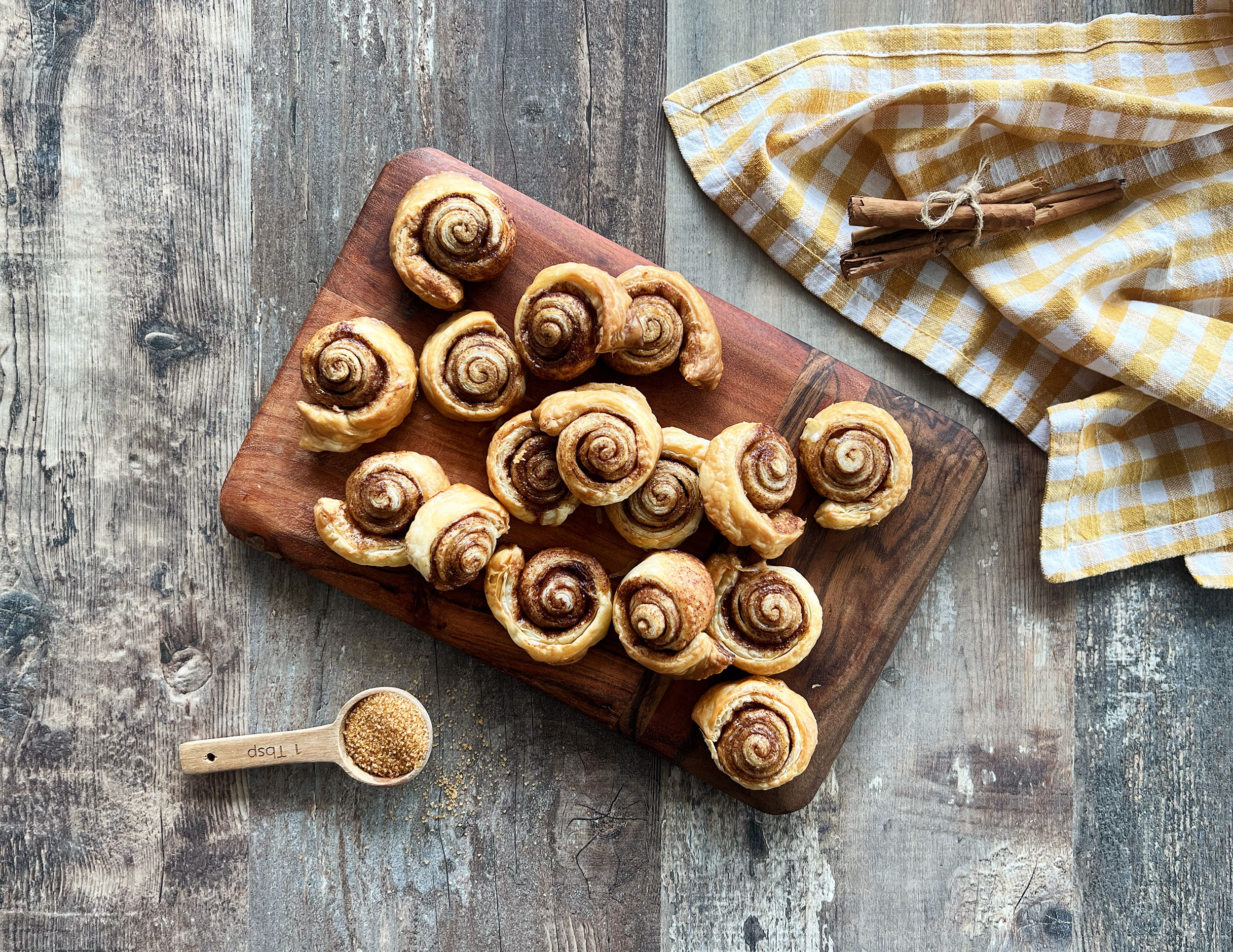 Rollitos de canela con hojaldre
