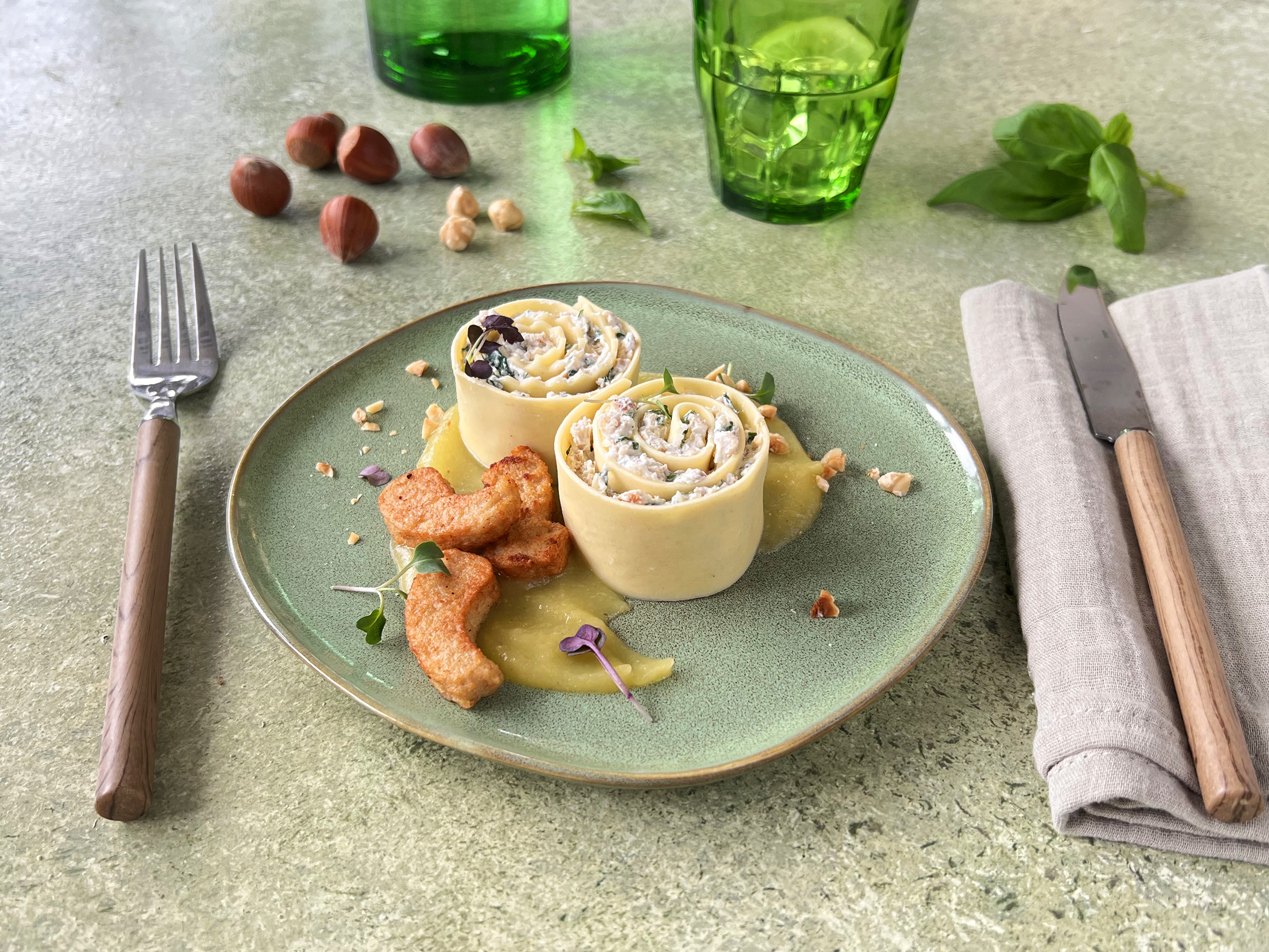 Rollitos de lasaña con bocaditos y compota de manzana