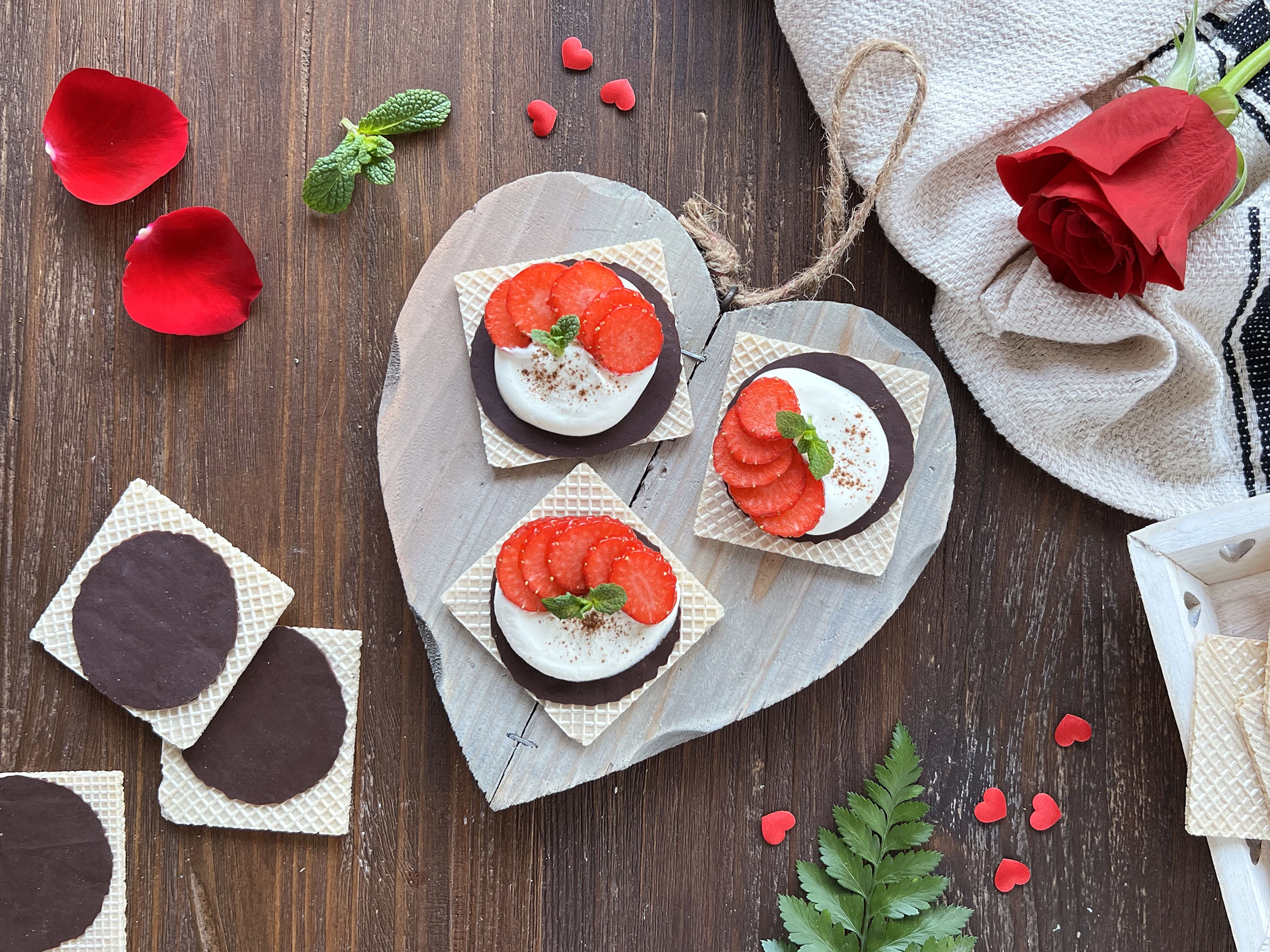 Postre fácil de fresas con nata y chocolate