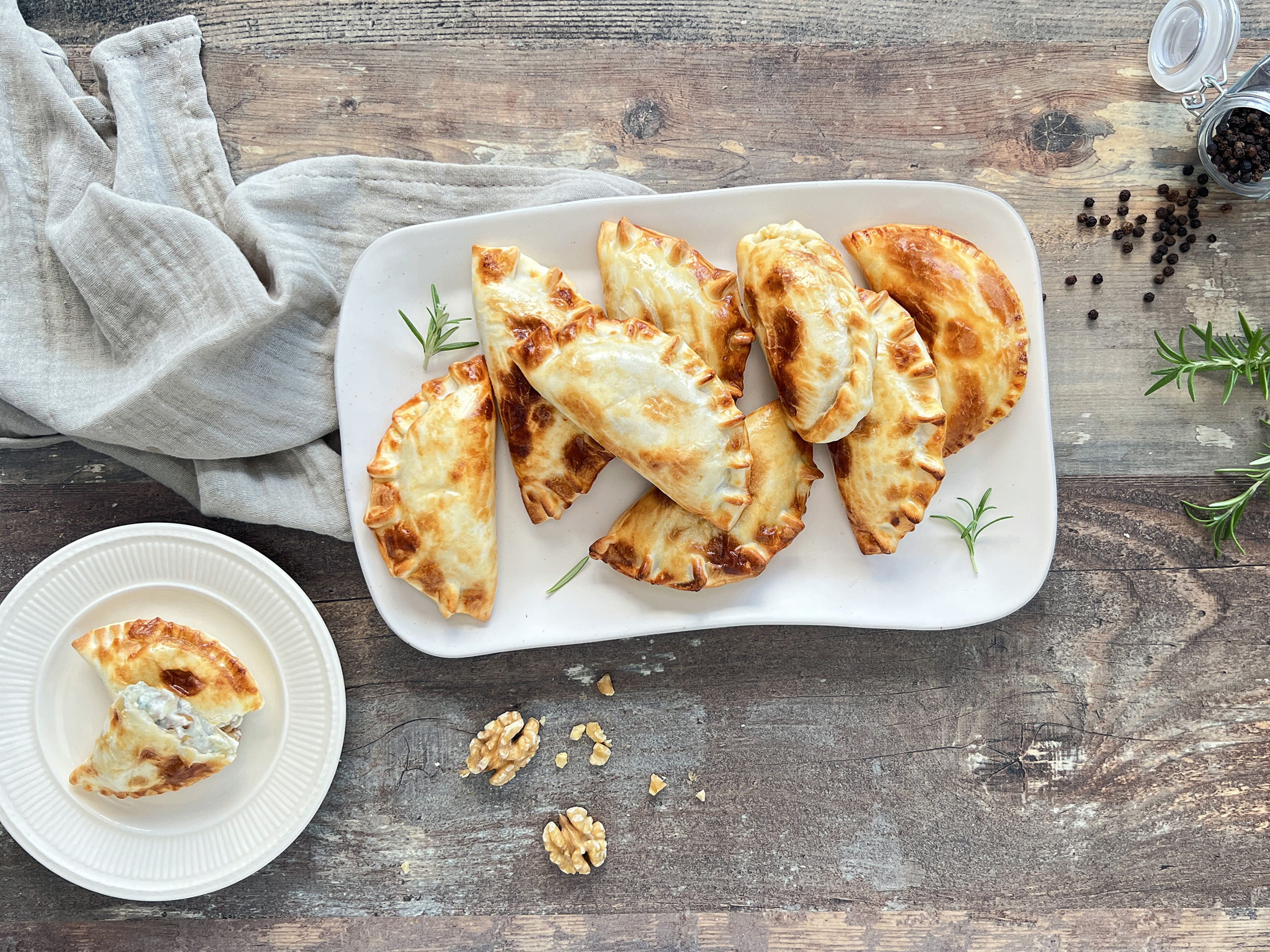 Empanadas de queso azul, nueces y cebolla caramelizada
