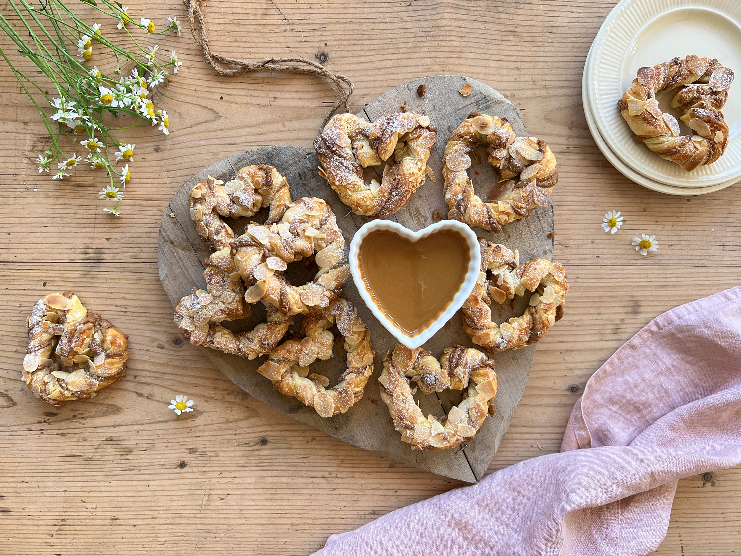 Corazones de hojaldre con crema Lotus Biscoff