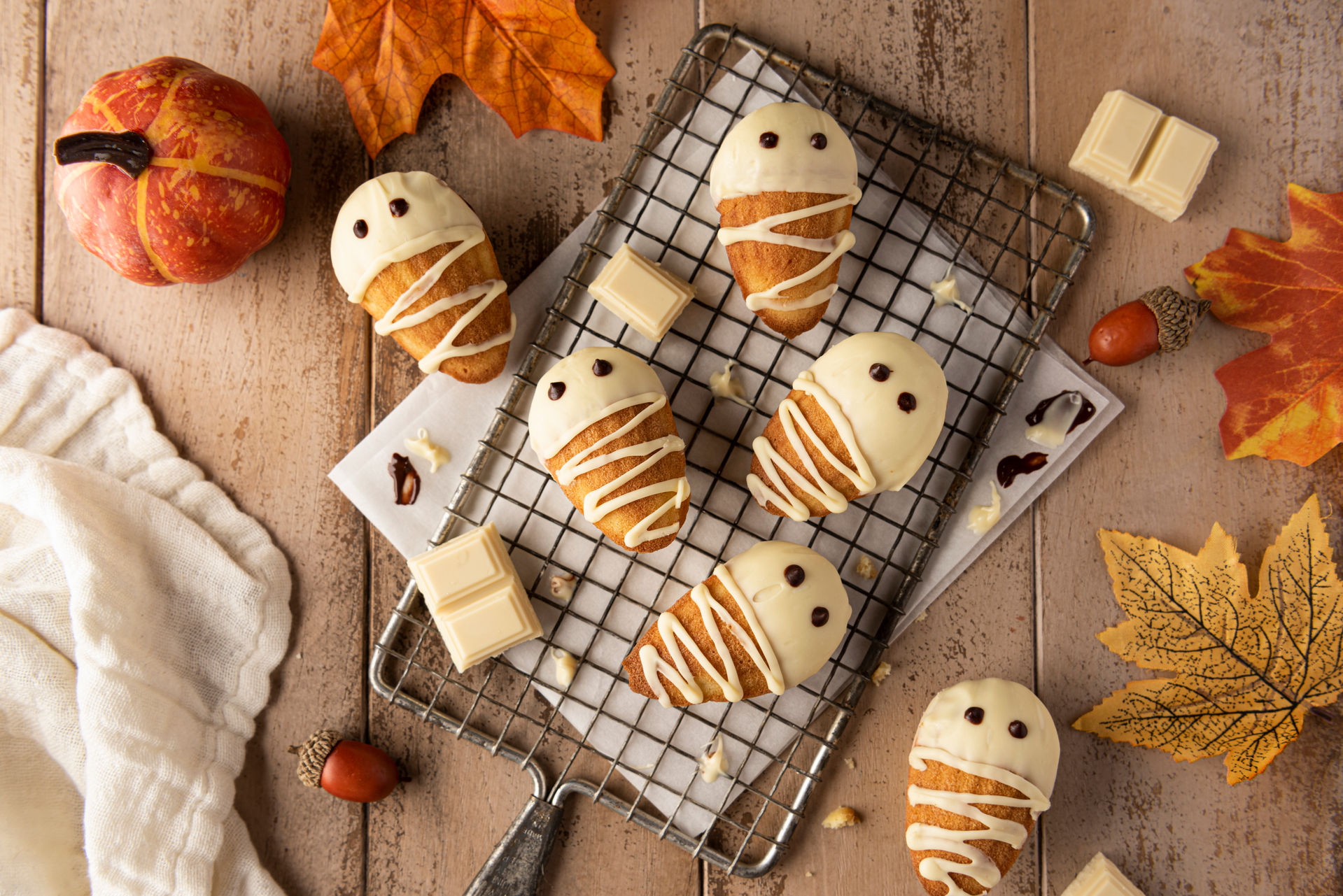 Geister-Madeleines mit weisser Schokolade