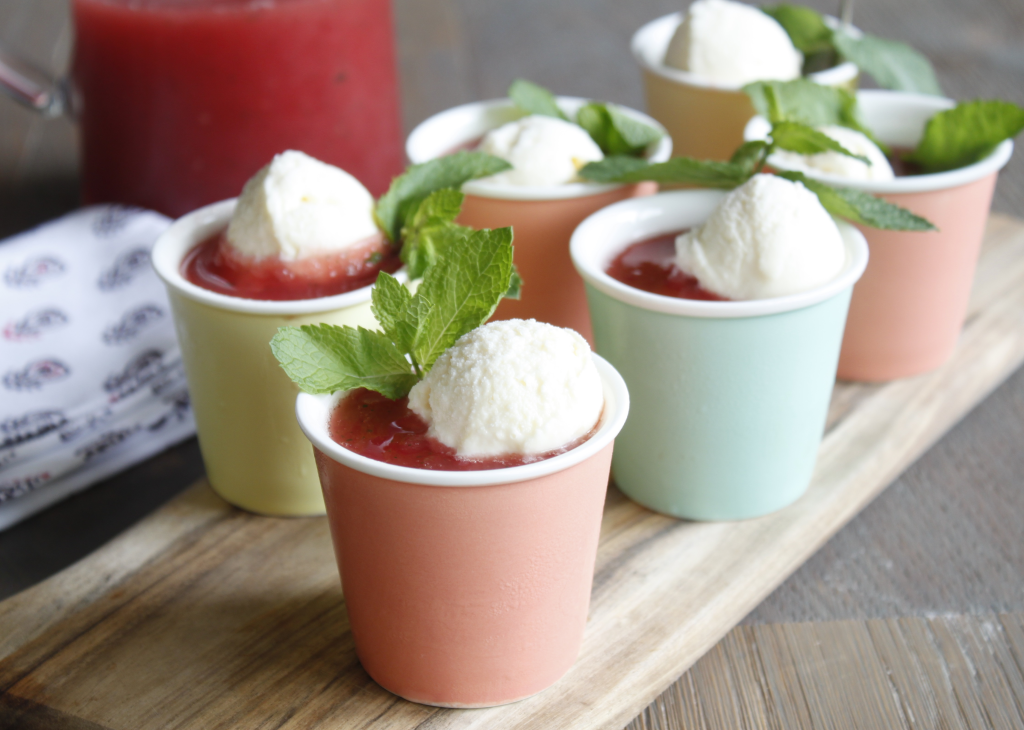 Soupe de pastèque à la menthe et granité de chocolat blanc