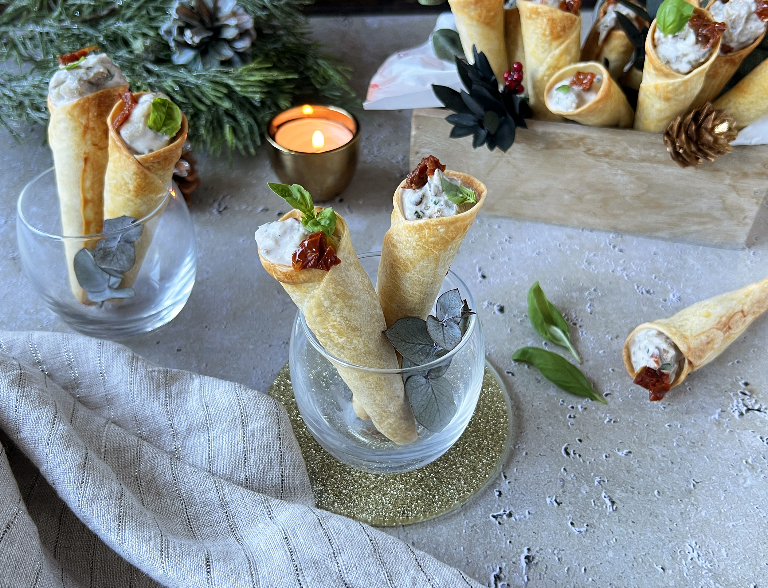 Conos rellenos de queso ricotta con berenjena y tomate-image