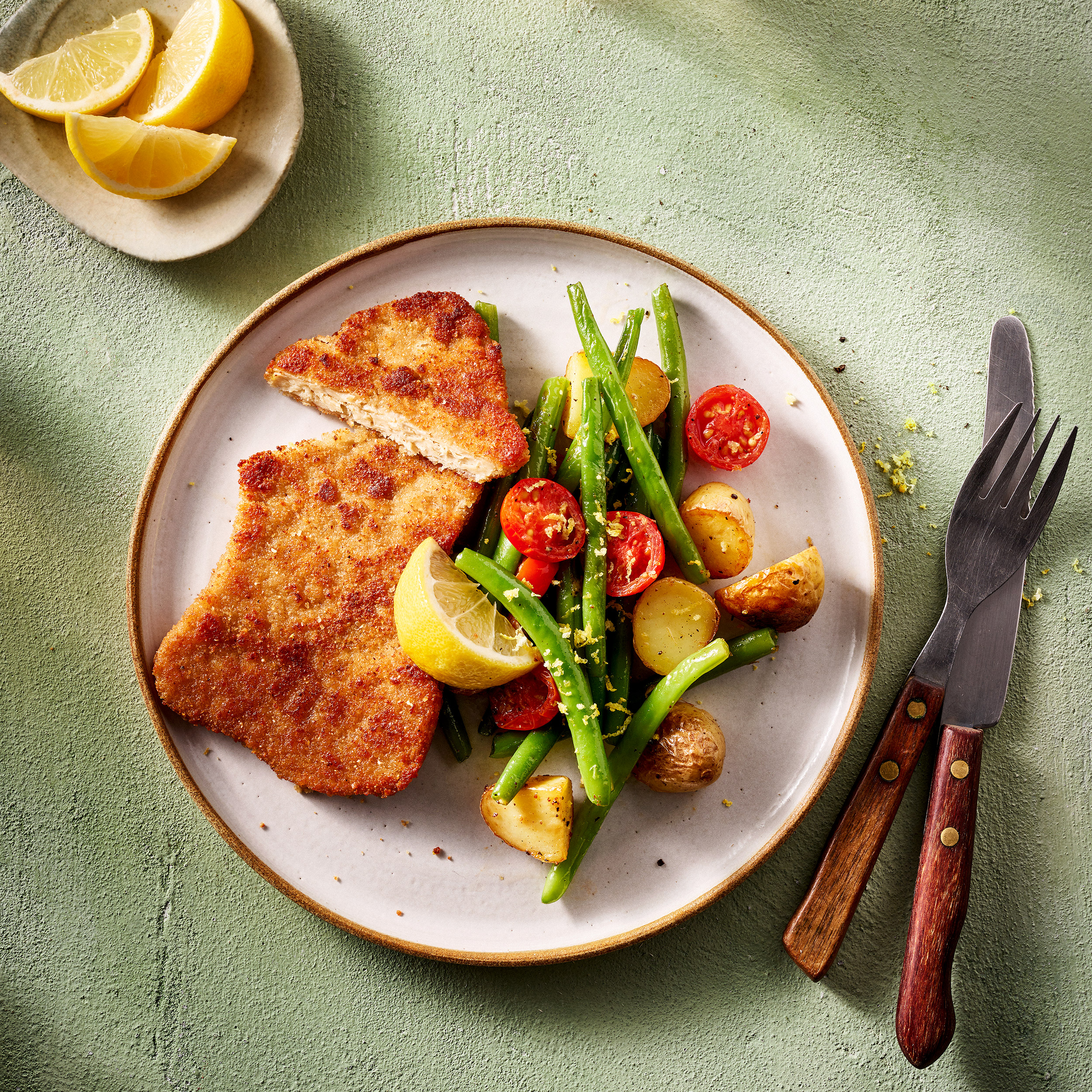 Veganes Schnitzel mit Gemüse und Babykartoffeln