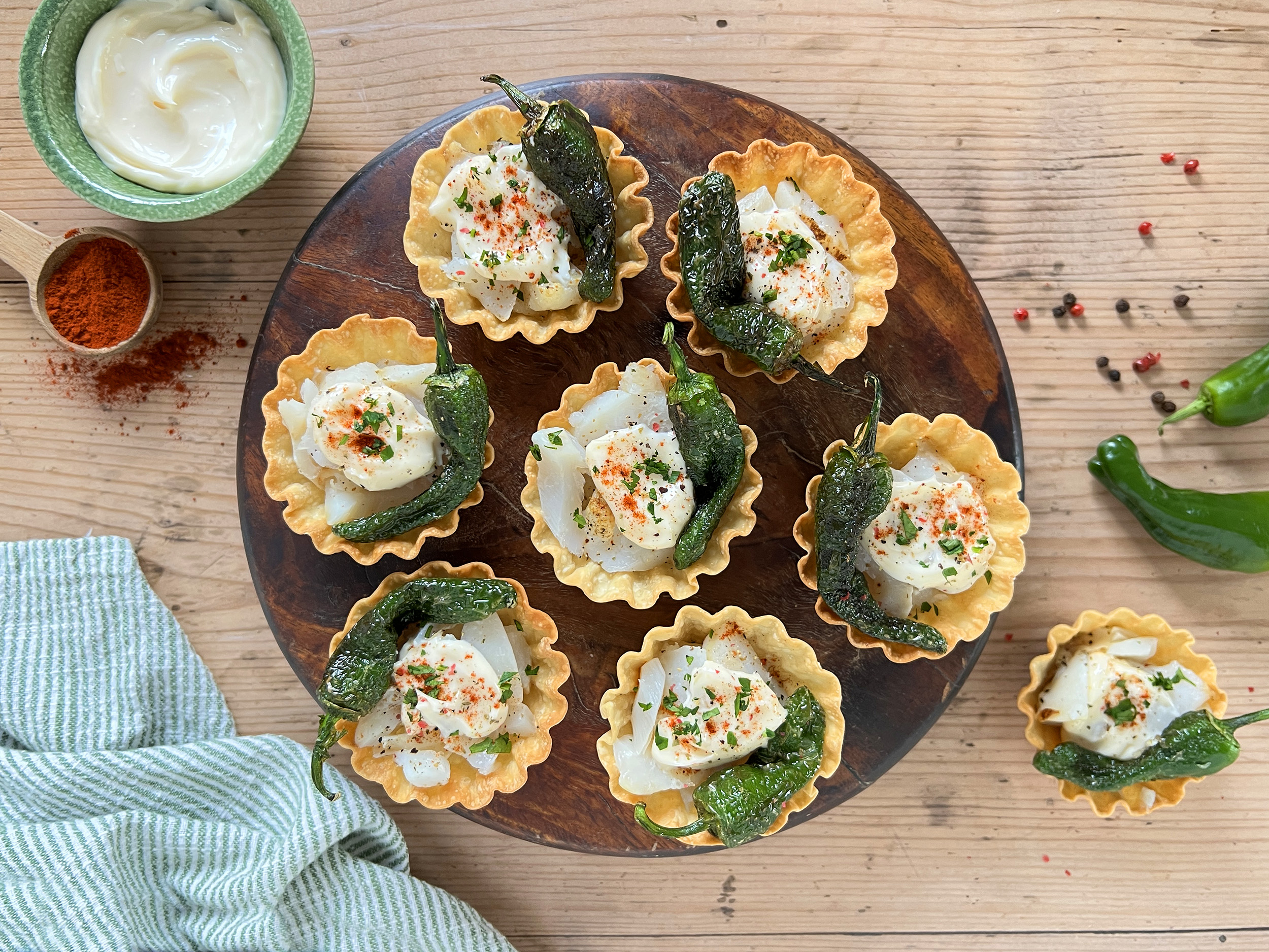 Tartaletas de bacalao con pimientos de Padrón y ajonesa-image