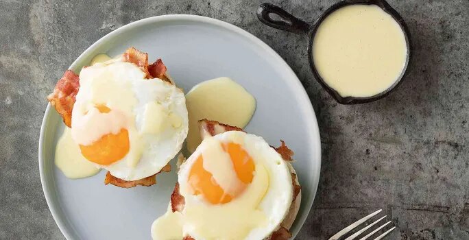 Huevos con tocineta y queso | Recetas Nestlé