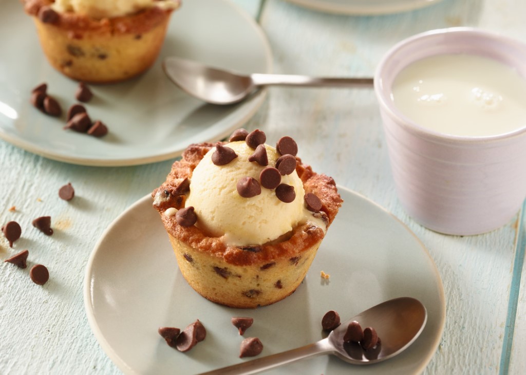 Cookie cups mit Vanille-Eis und Schokoladentropfen