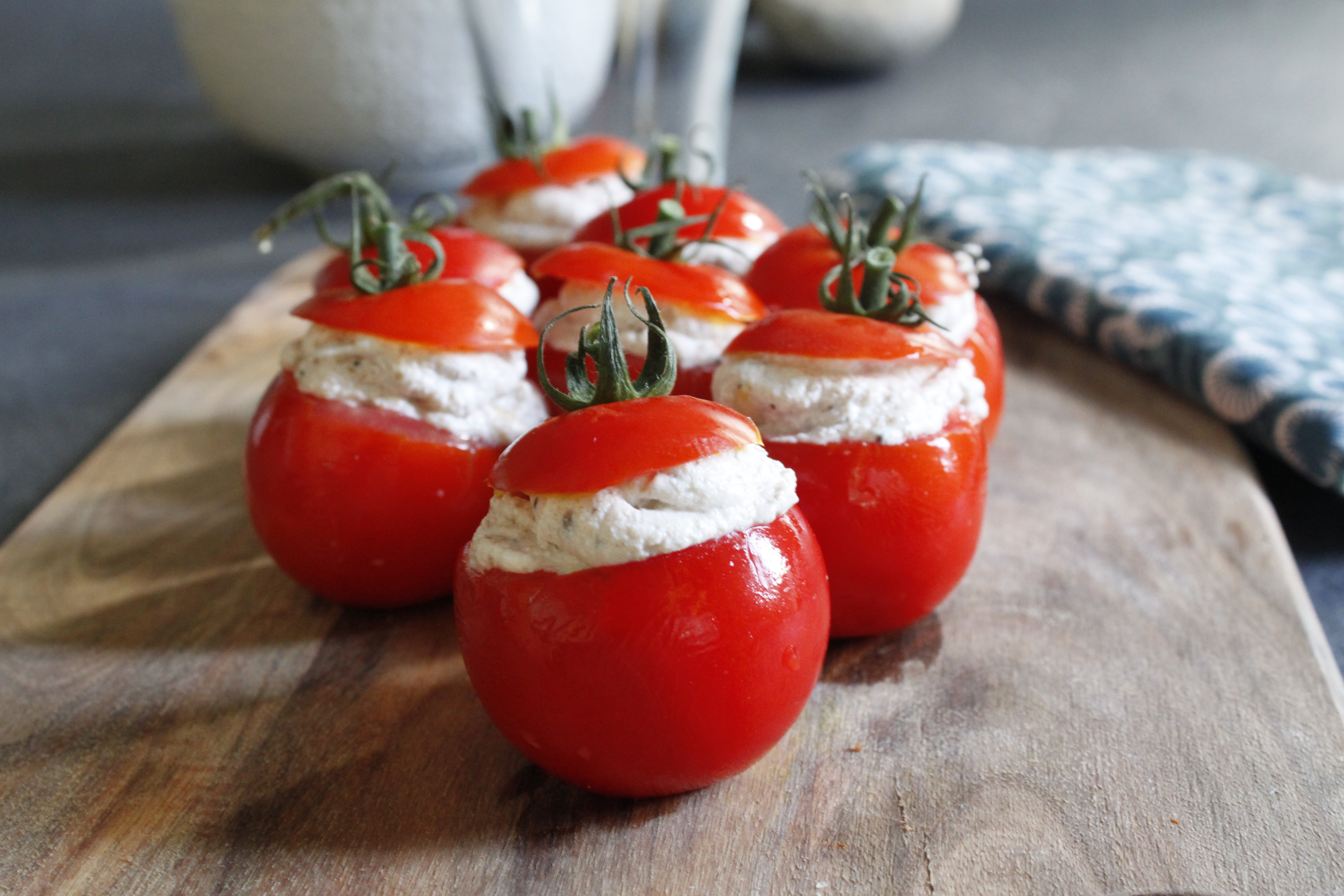 Cocktailtomaten, Ricotta, Pinienkerne und Oliven