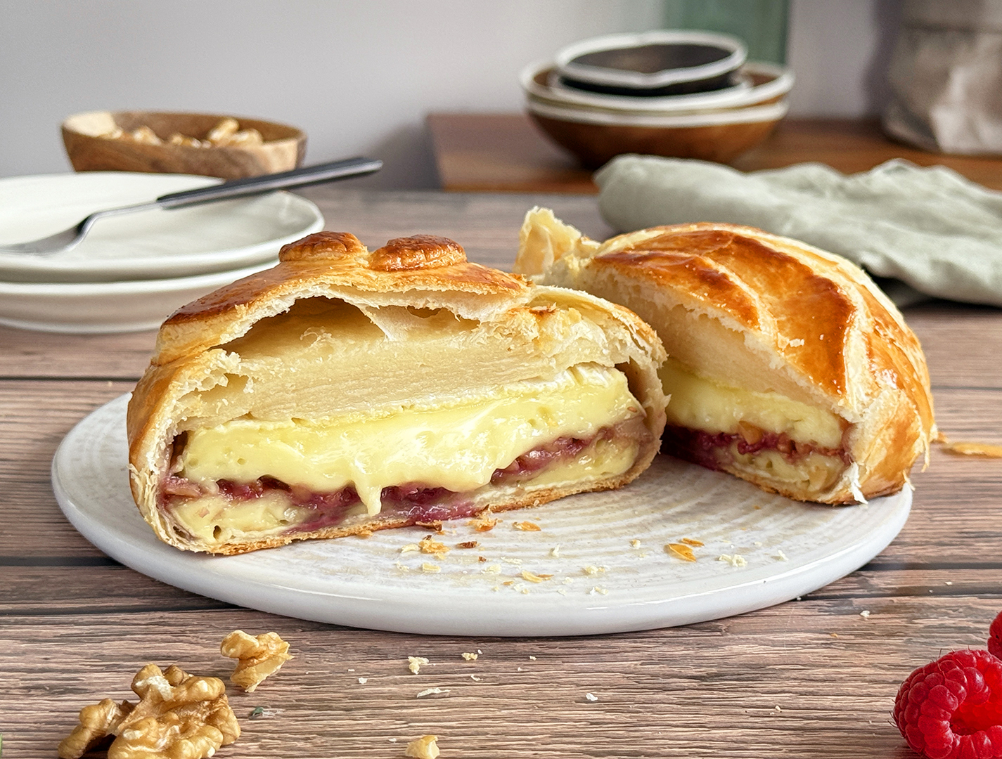 Aperitivo de camembert en hojaldre con mermelada de frambuesa