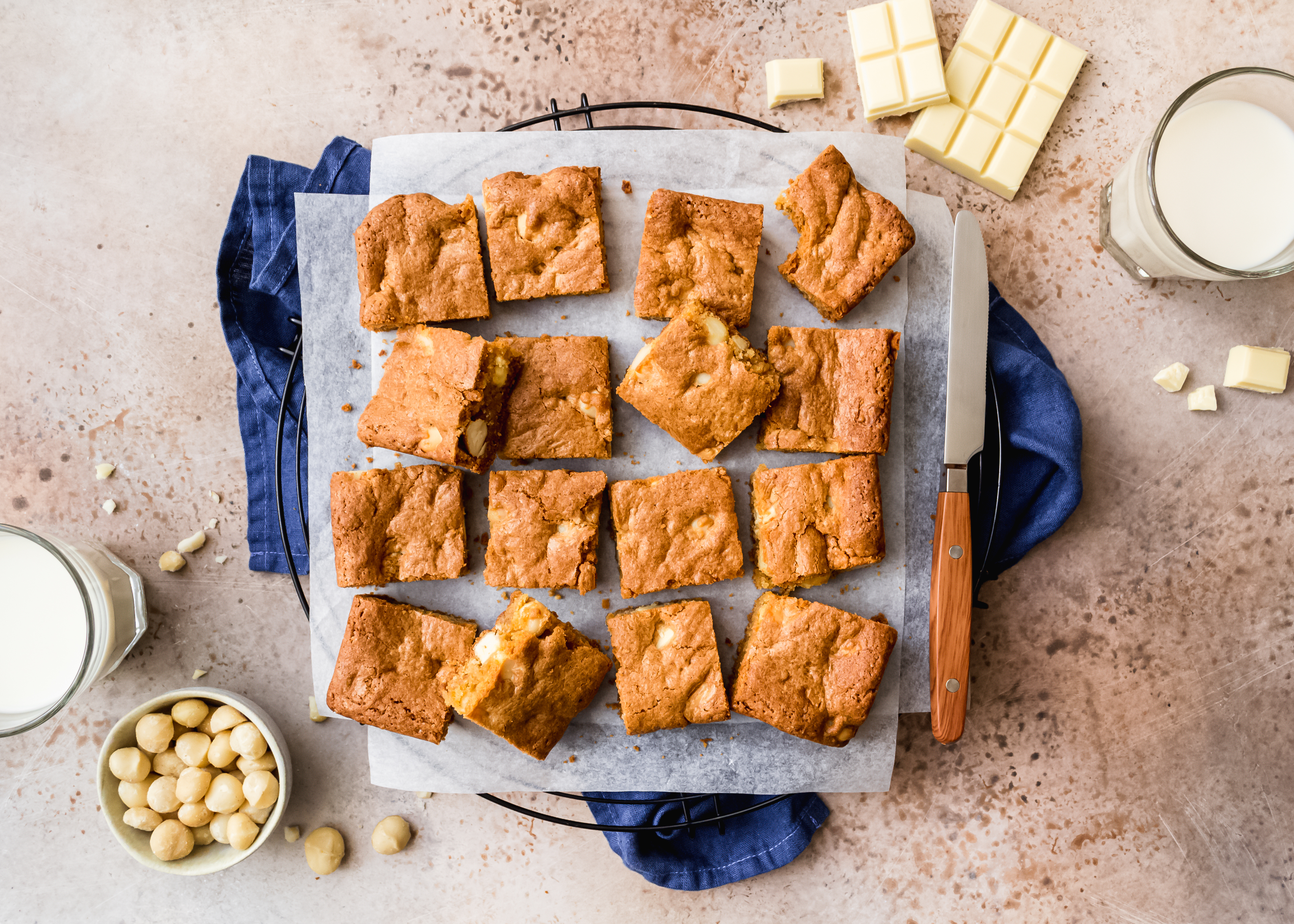 Blondies mit weisser Schokolade und Macadamianüssen