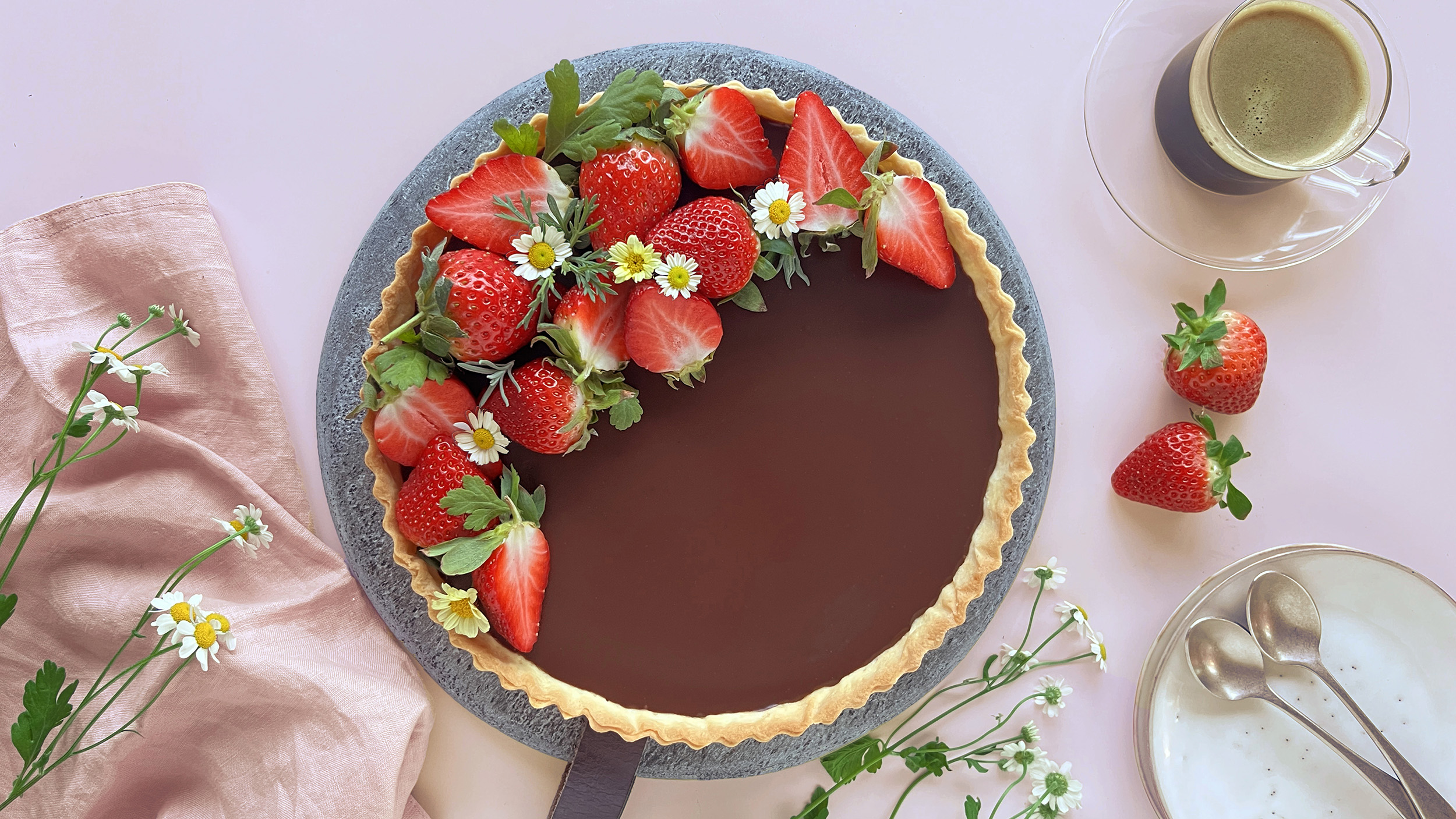 Tarta de chocolate y fresas