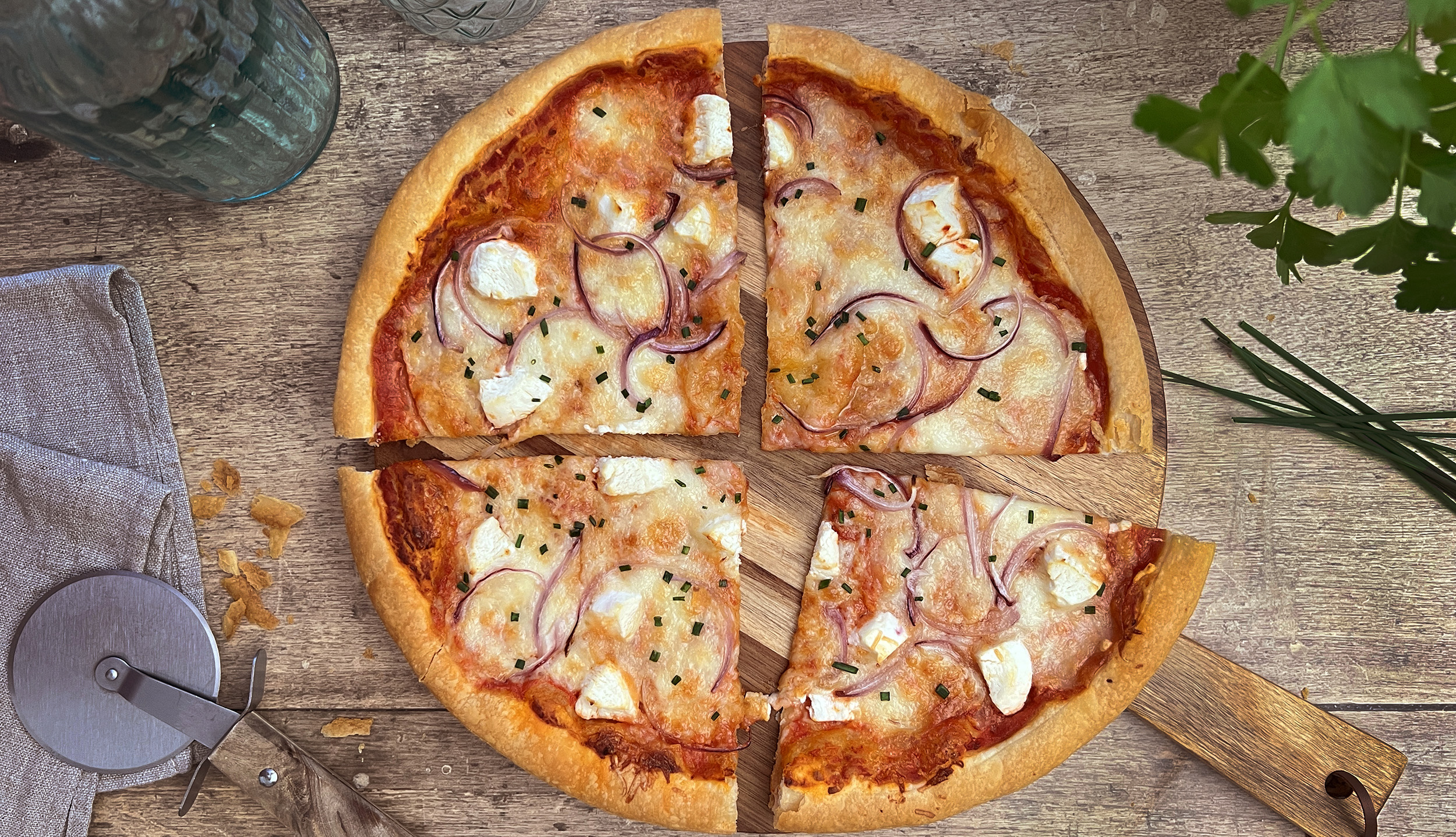 Pizza cuatro quesos con hojaldre