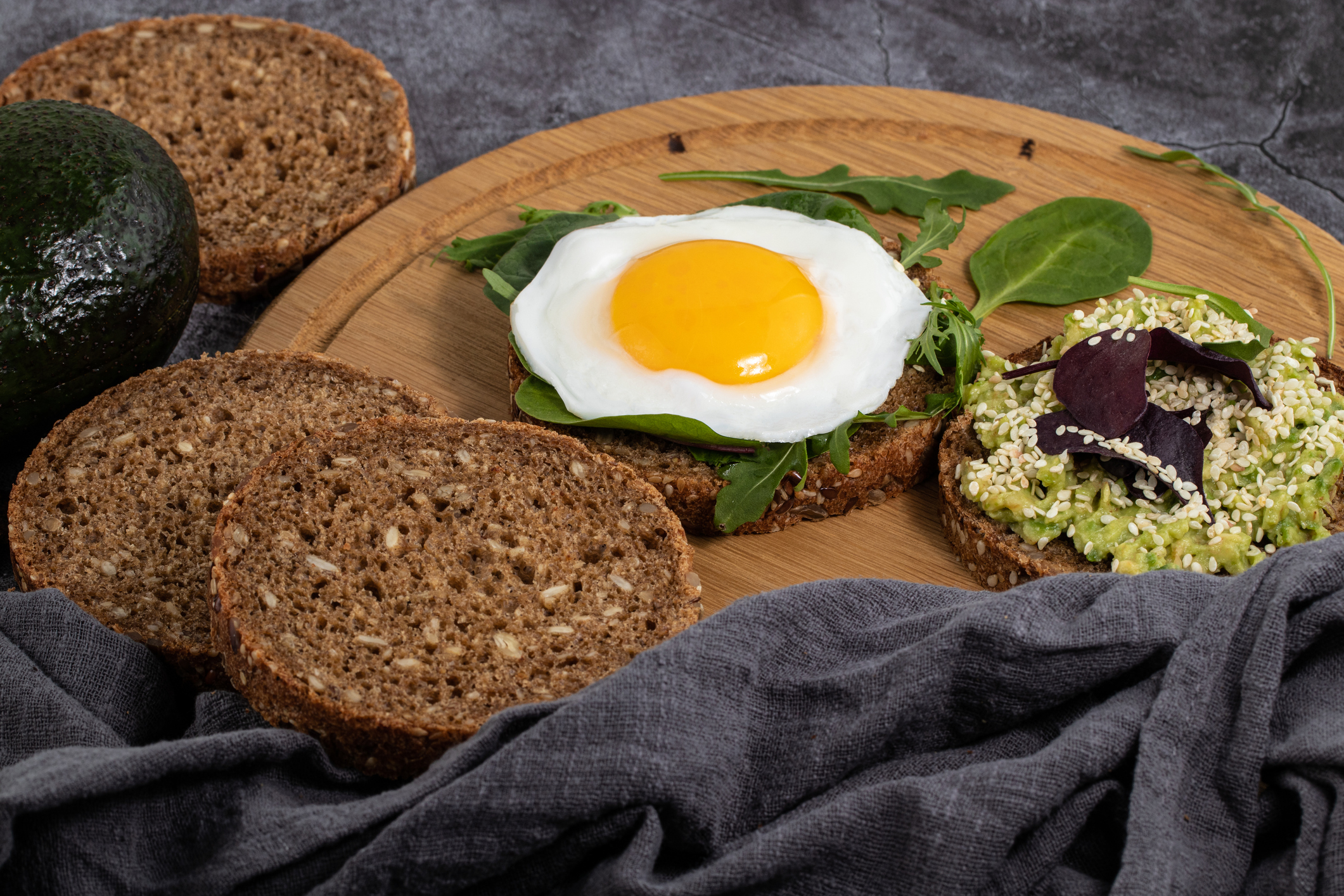 Receita de Ovo com Pão de Linhaça e Molho Cremoso de Manjericão