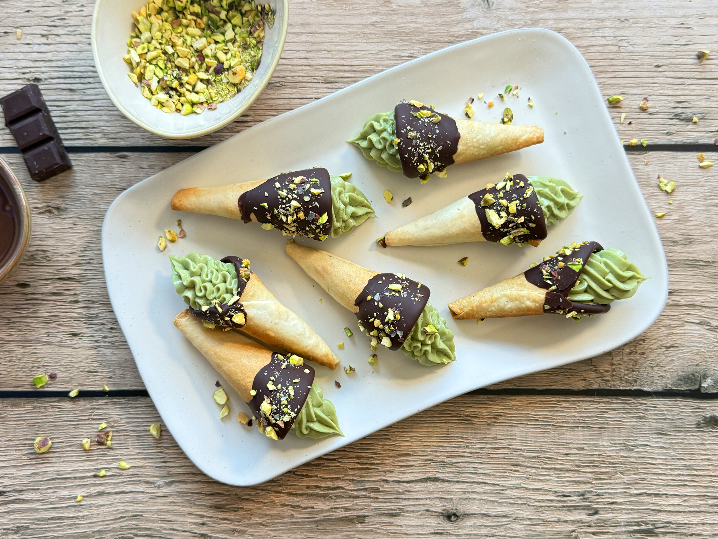 Conos de chocolate y crema de pistachos