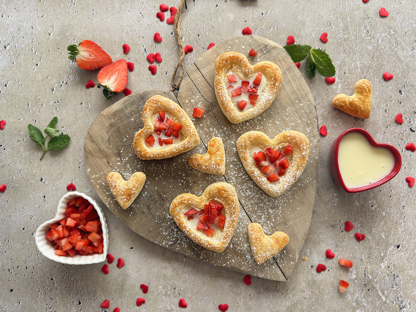 Corazones de hojaldre con leche condensada y fresones