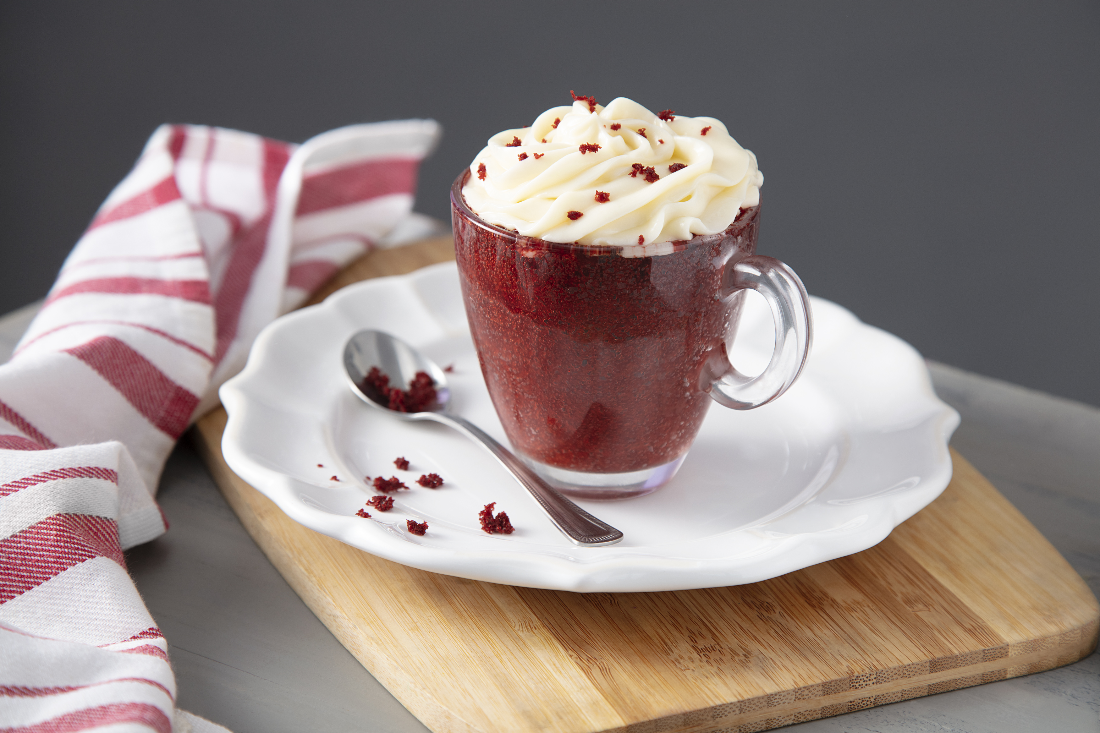 Sim, é possível fazer bolo 'red velvet' na caneca. Siga esta receita