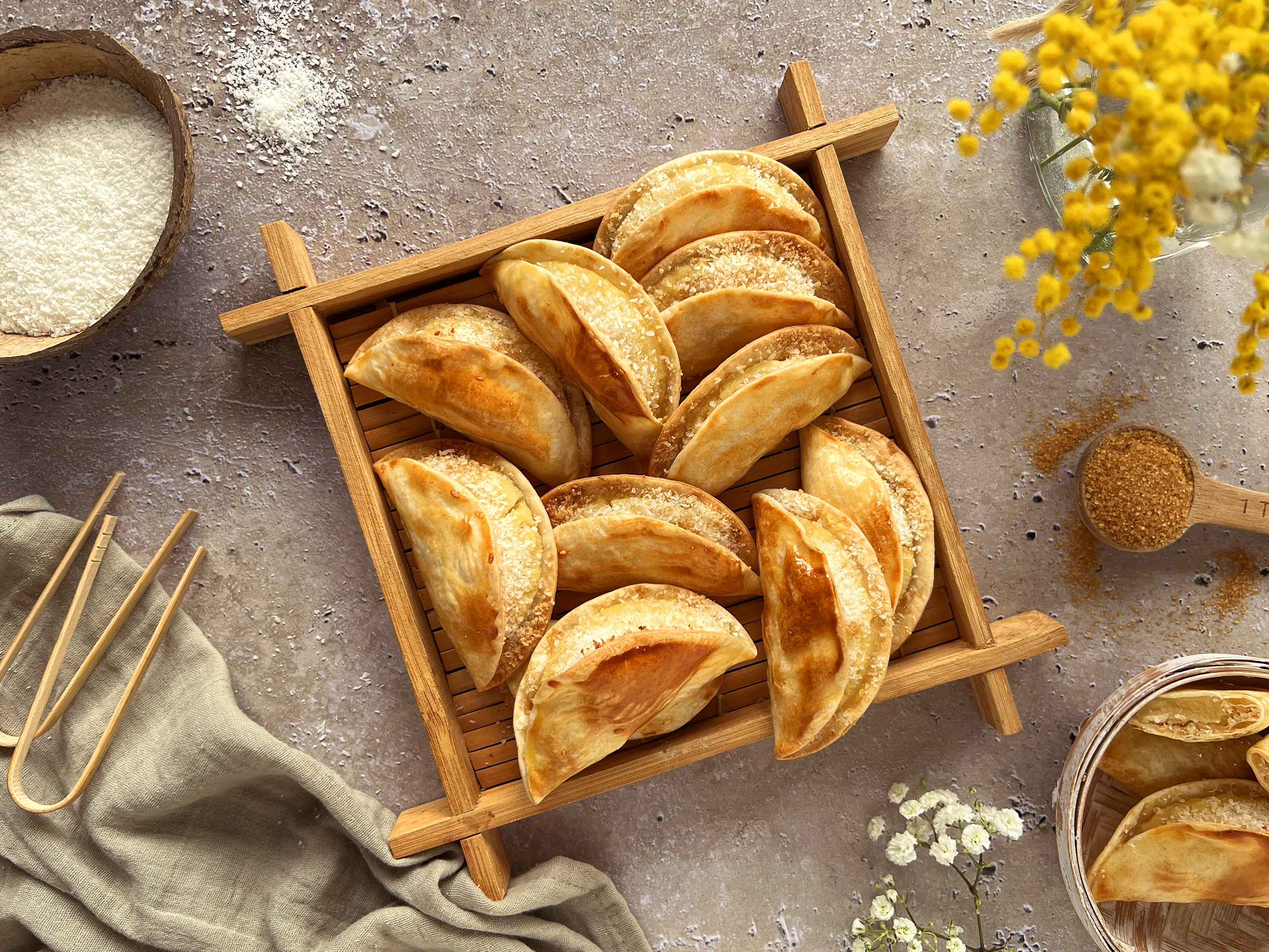 Empanadillas dulces al horno de piña y coco