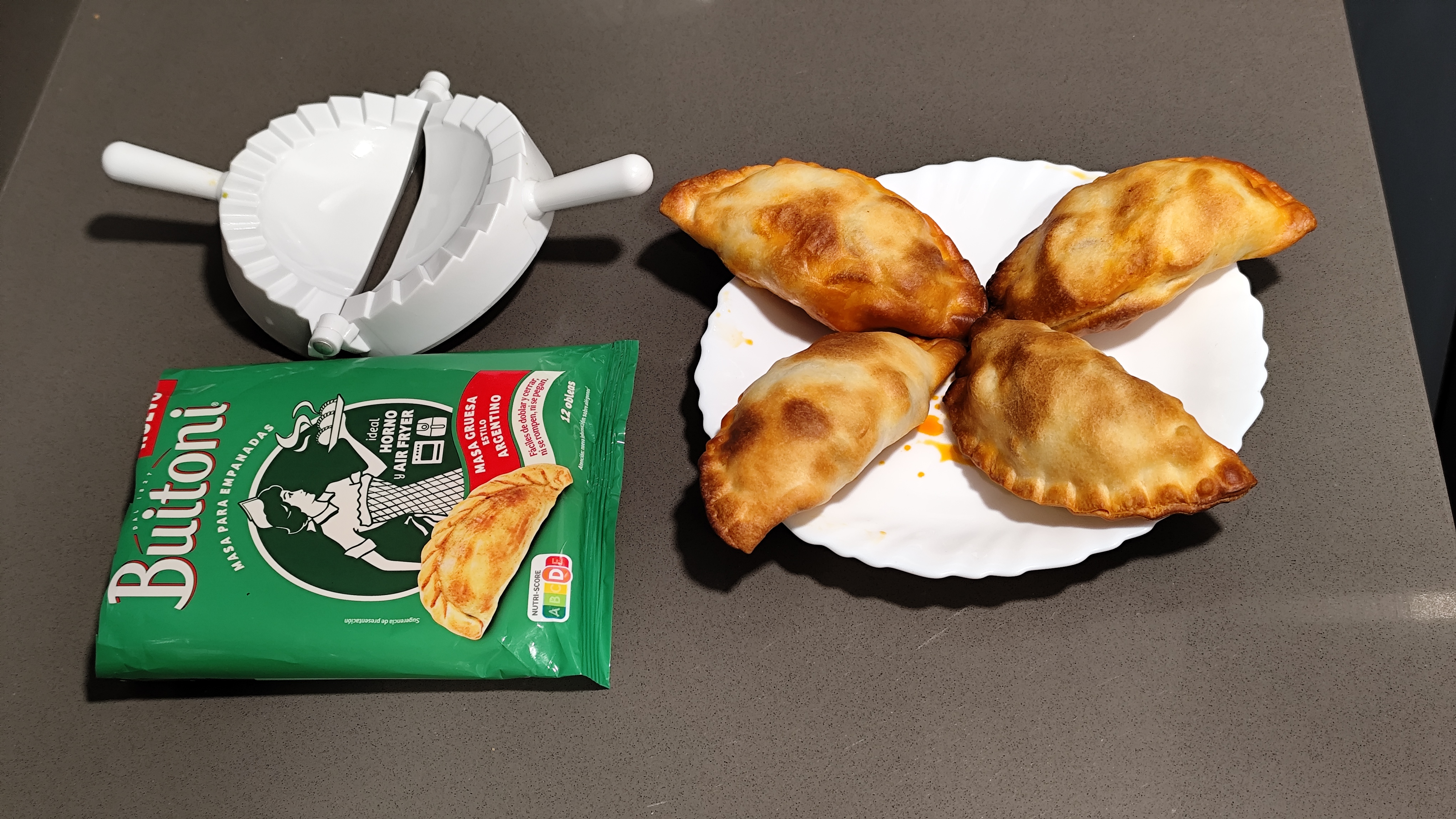 Empanadillas estilo argentino de sobrasada, aguacate y salchicha de Frankfurt en airfryer de Ana Luisa Mentuy de Barcelona (Barcelona)