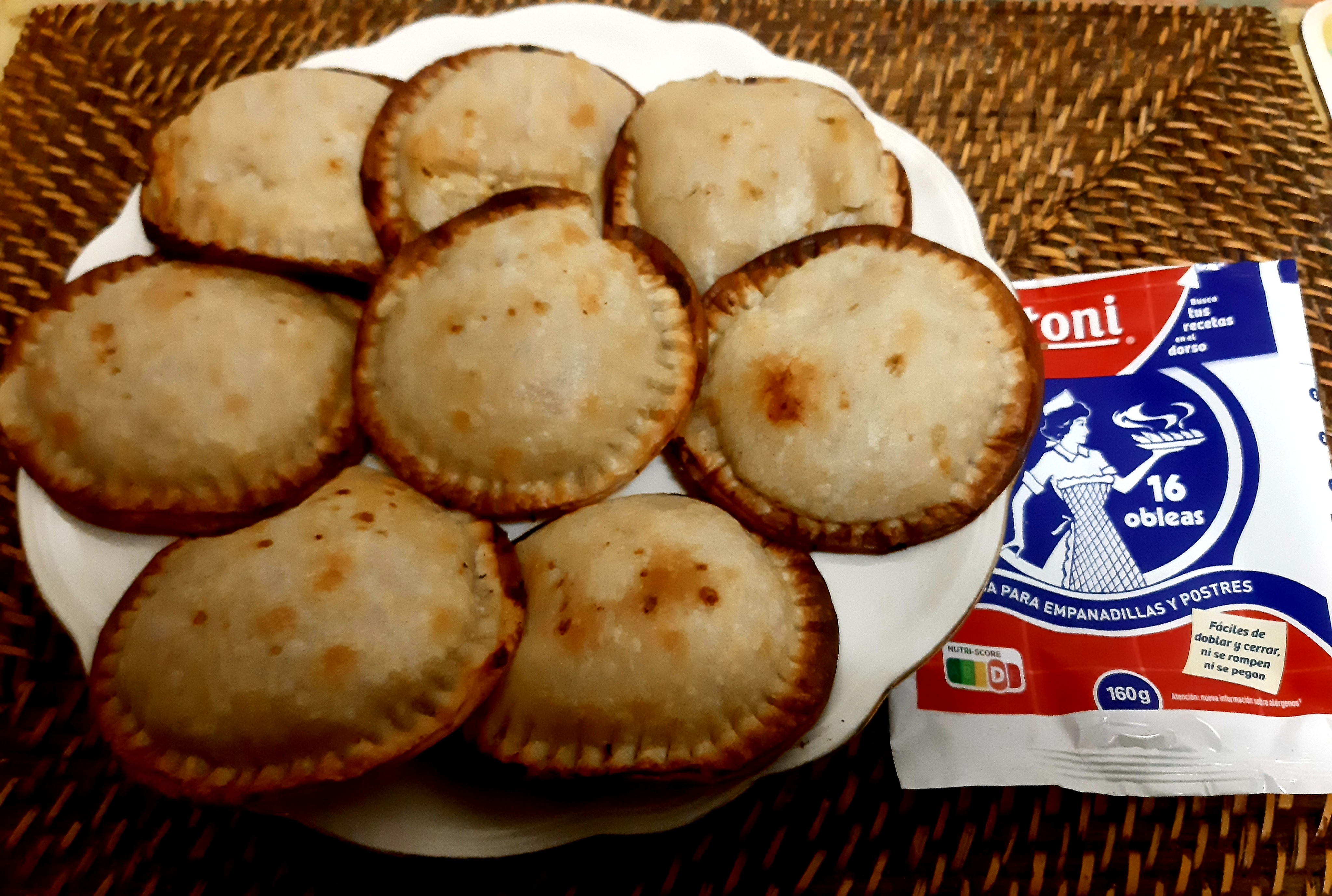 Empanadillas redondas de bonito y huevo con salsa de anchoas de Angelina Prieto de Alcorcón (Madrid)