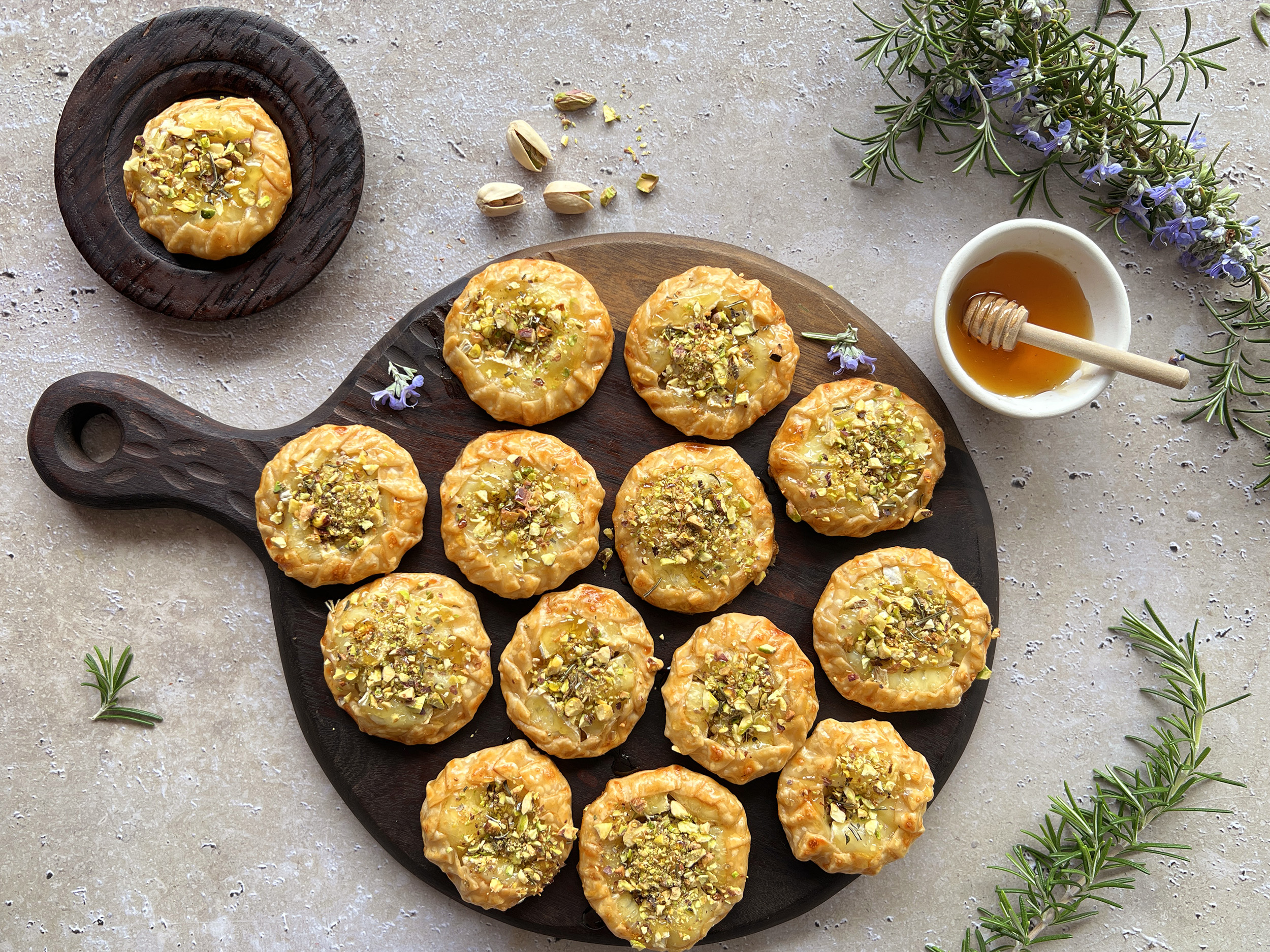 Mini galette de camembert, romero y pistachos