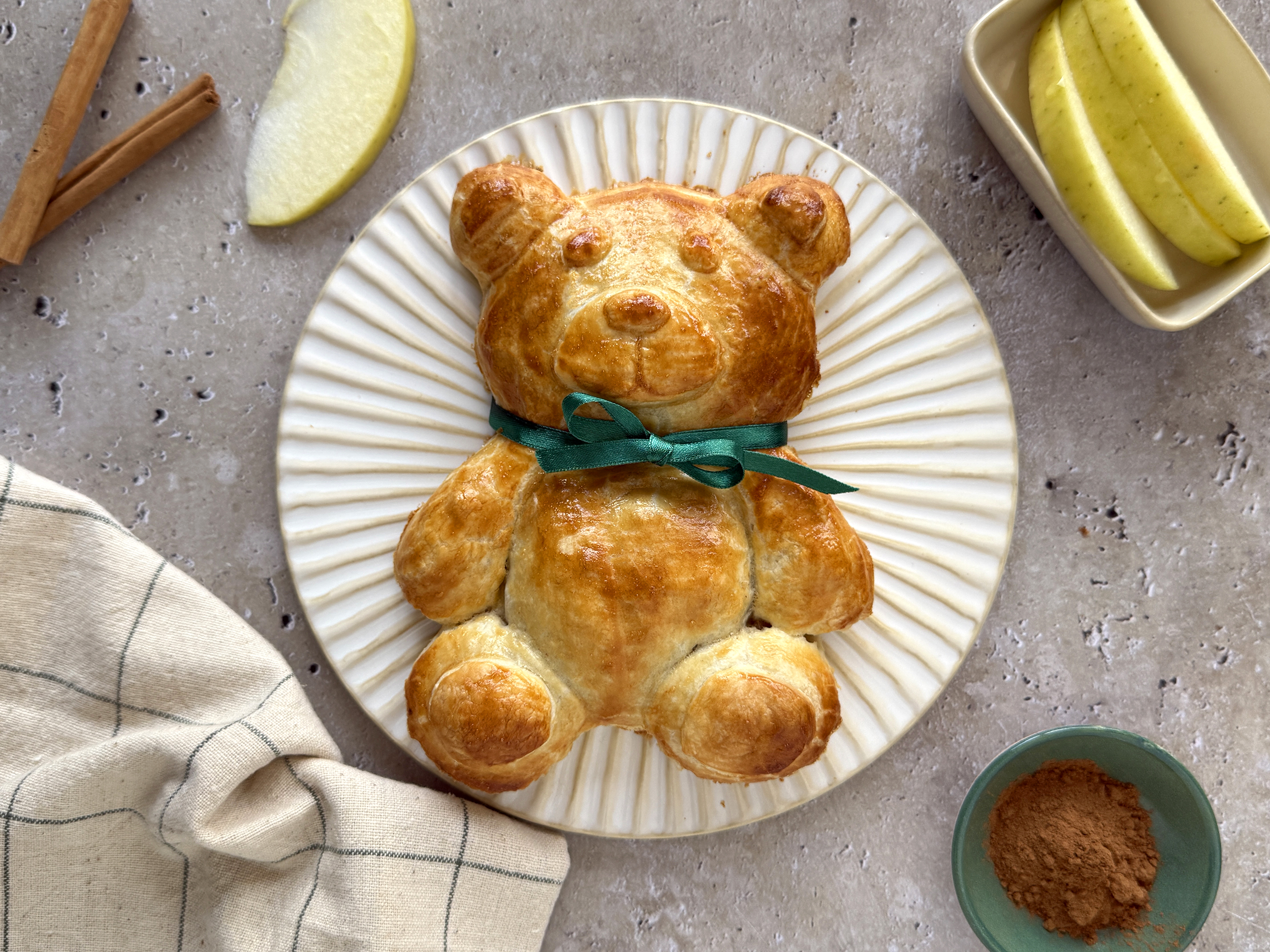Osito de Hojaldre Relleno de Manzana y Canela