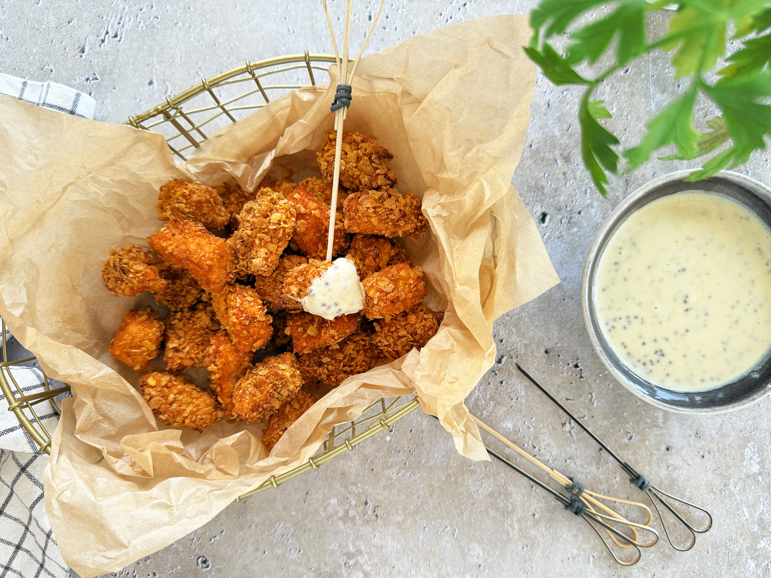 Palomitas crujientes de salmón con salsa de mostaza-image