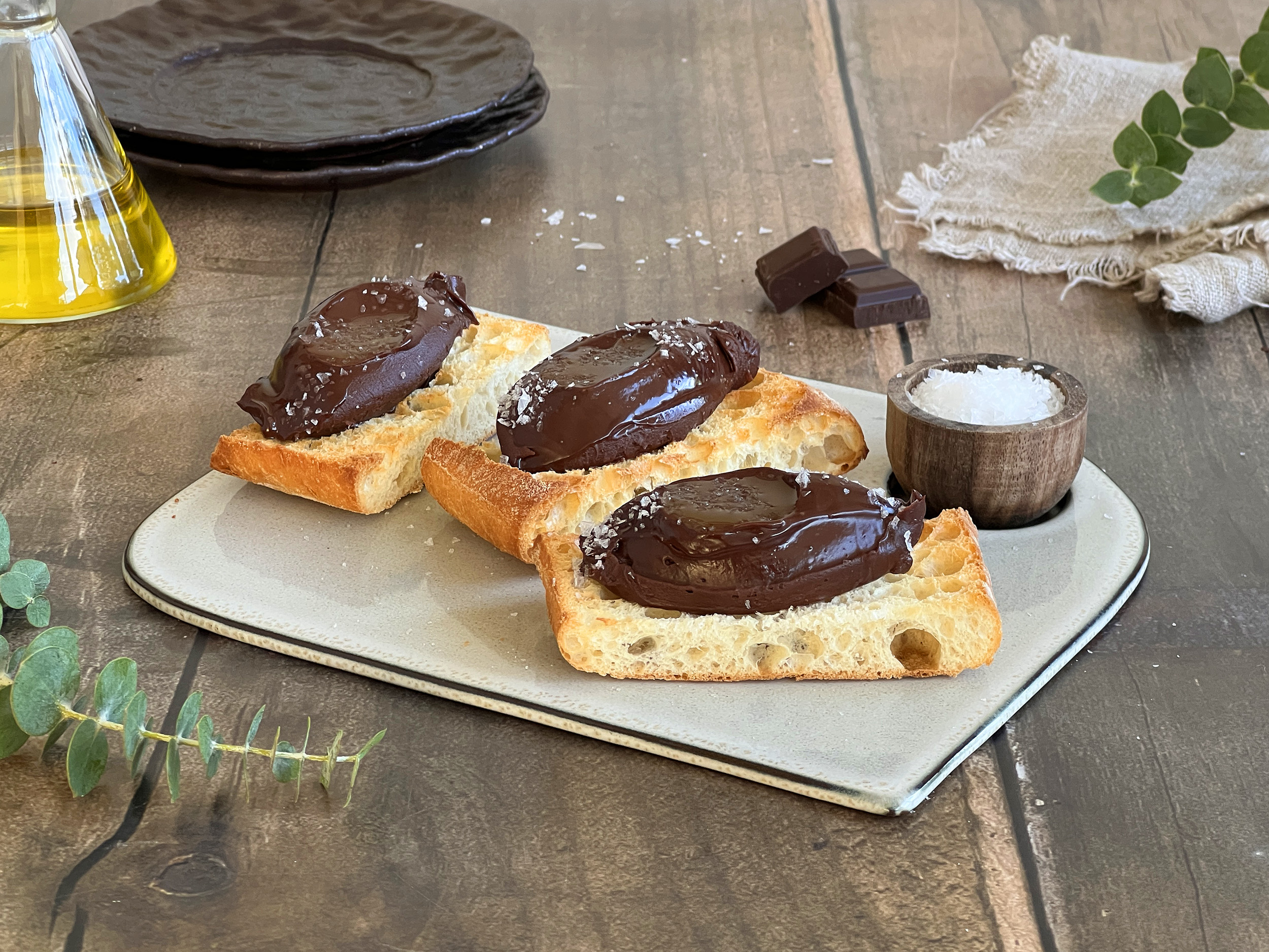 Pan con chocolate, aceite y sal