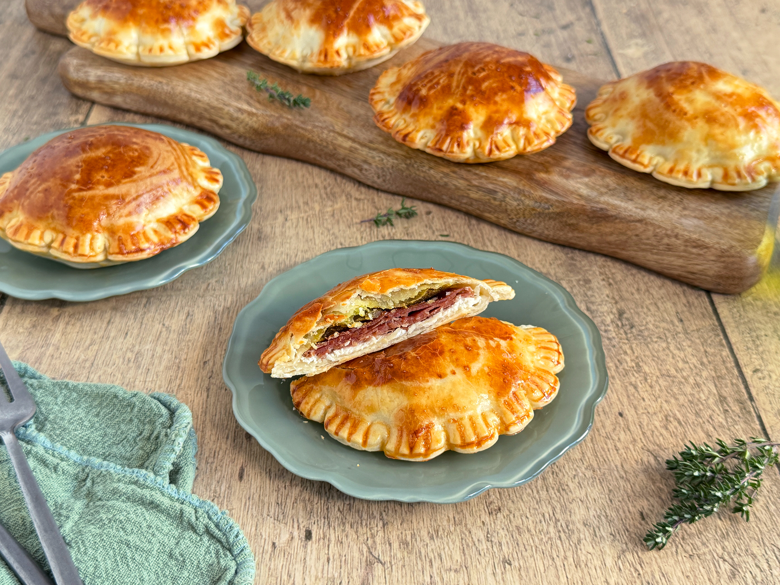 Pastelitos de empanadas argentinas con jamón, ricotta y pistachos