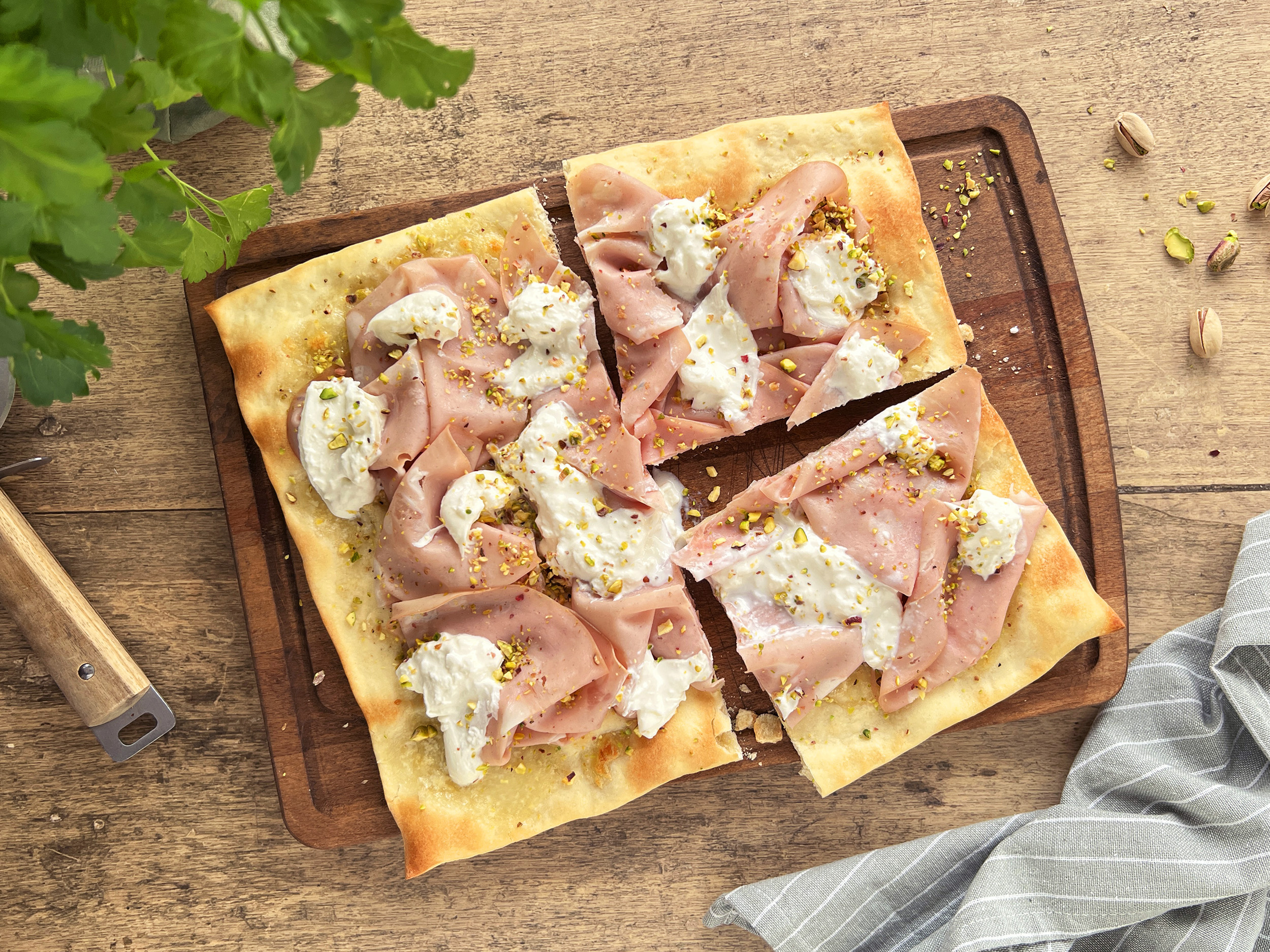 Pizza de mortadela, pistachos y burrata