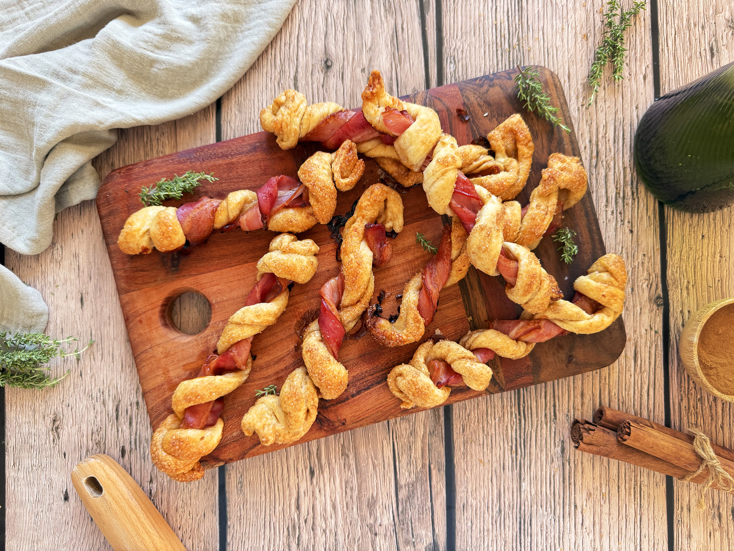Rollitos cinnamon de hojaldre y bacon