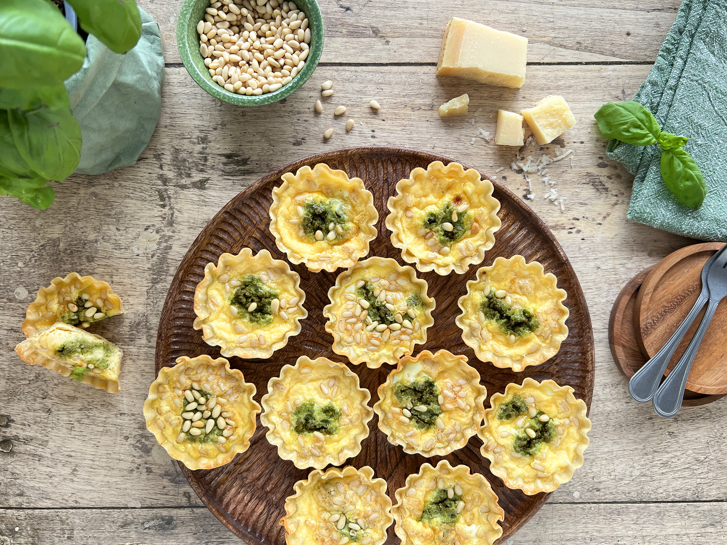 Tartaletas de queso parmesano y pesto