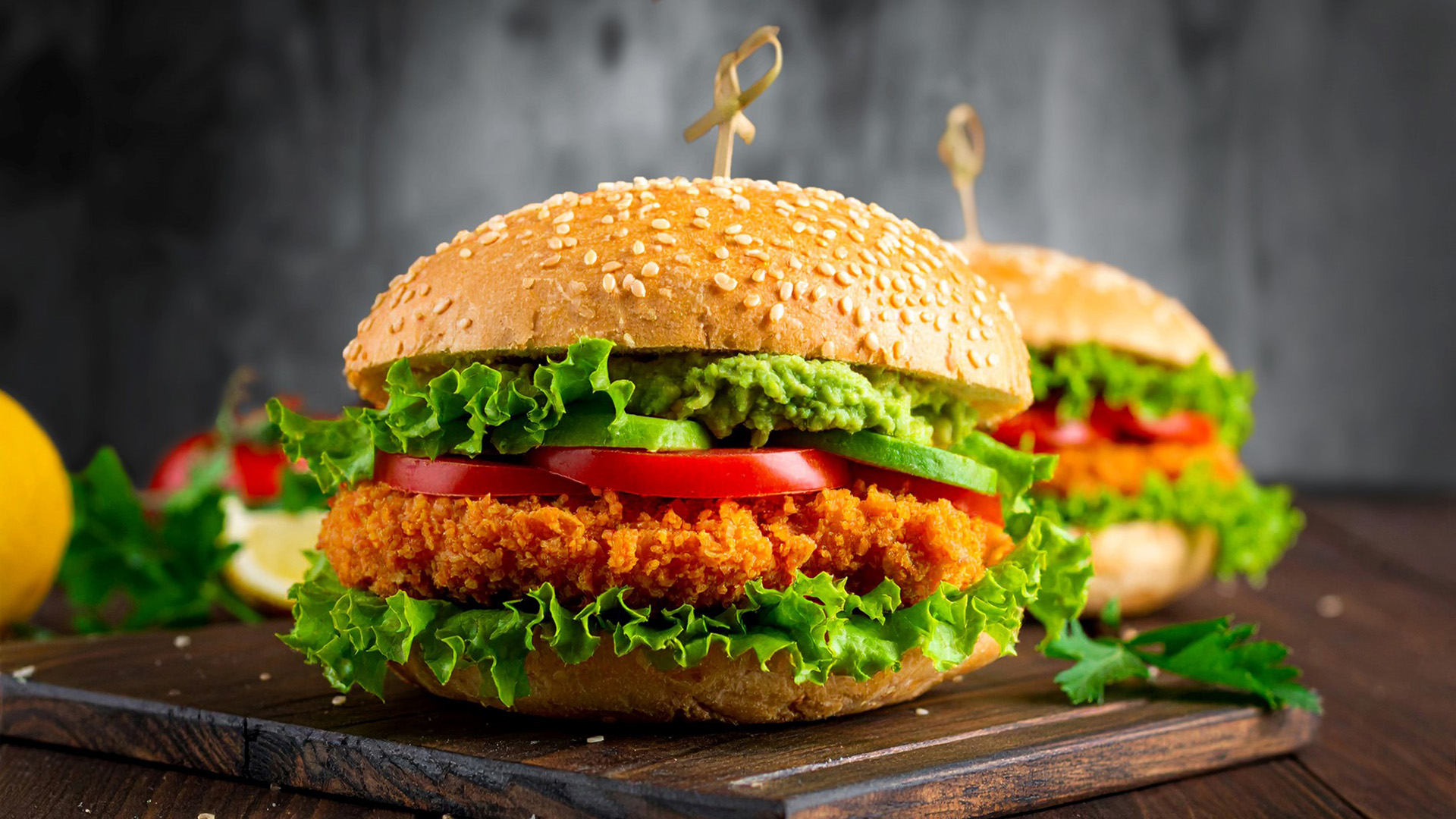 Hamburguesa de pollo picante con guacamole