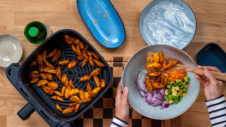 Knuspriger Kartoffelsalat im Airfryer mit Tzatziki