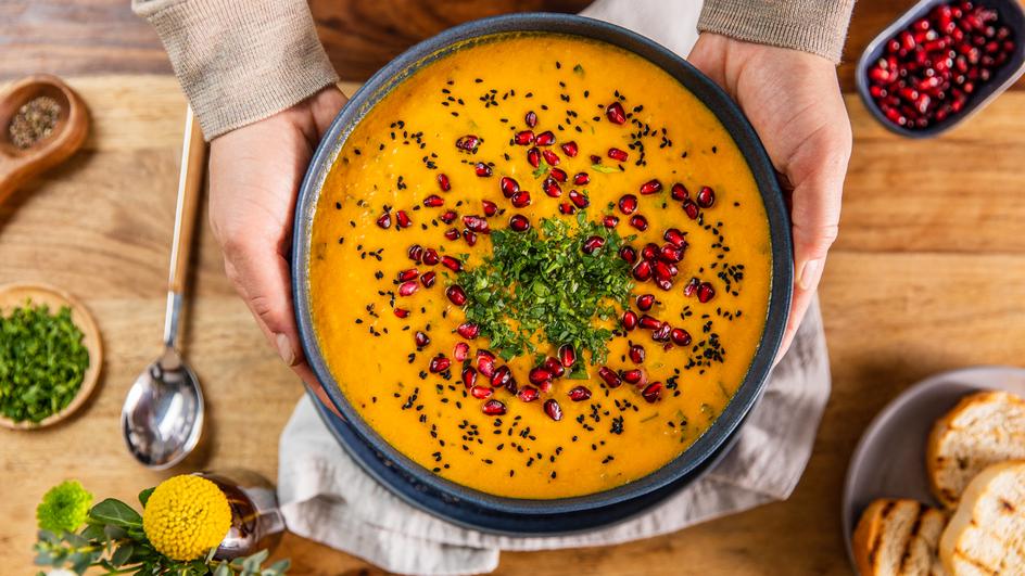 Möhrencremesuppe mit Ingwer und Granatapfel