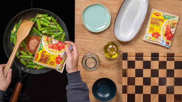 Pasta mit grünem Spargel in Tomatensauce