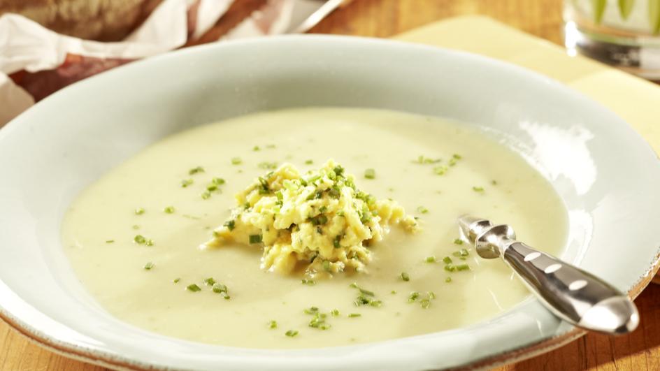 Blumenkohl-Broccoli-Suppe mit Schnittlauch-Rührei