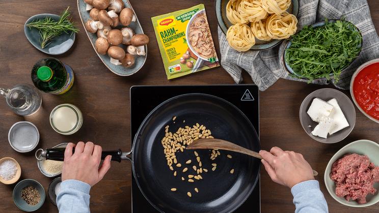 Bandnudeln mit Hackbällchen und Tomaten-Champignon-Sauce