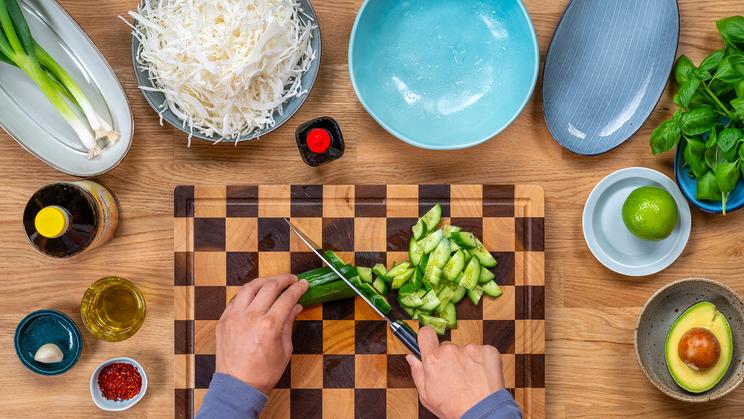 Chicken Nuggets im Airfryer mit Green Goddess Salat