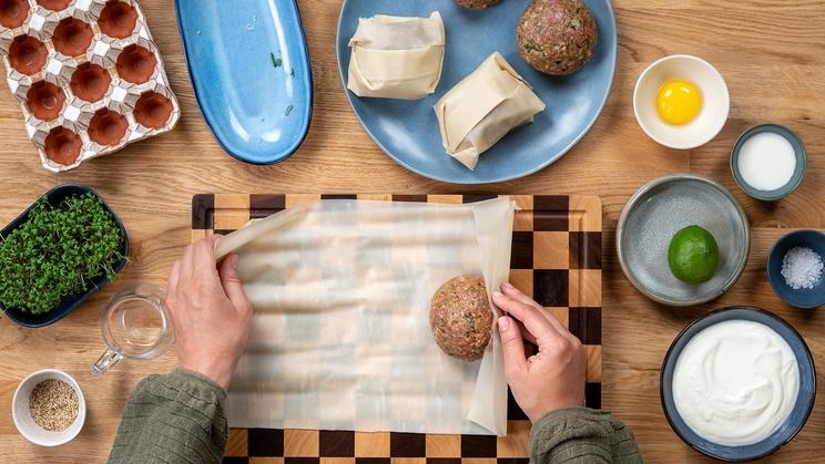 Mini-Hackbraten mit Ei und Kresse-Dip