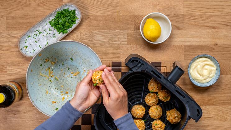 Kartoffel-Halloumi-Bällchen im Airfryer
