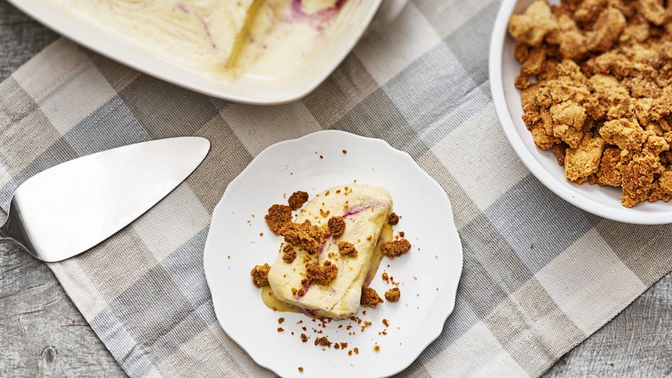 Espresso-Waldbeeren-Parfait mit Knusperstreuseln