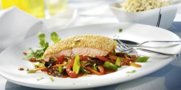 Lachs mit Sesam auf asiatischem Gemüse