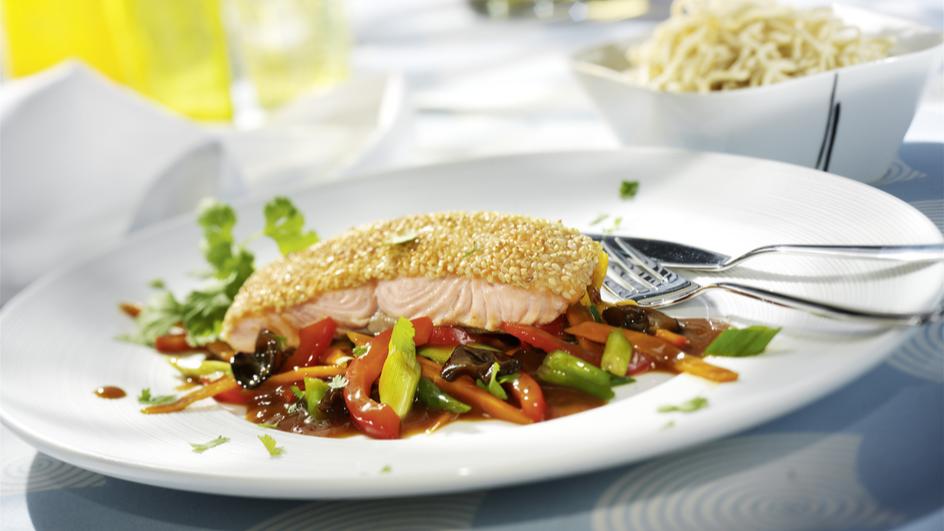 Lachs mit Sesam auf asiatischem Gemüse